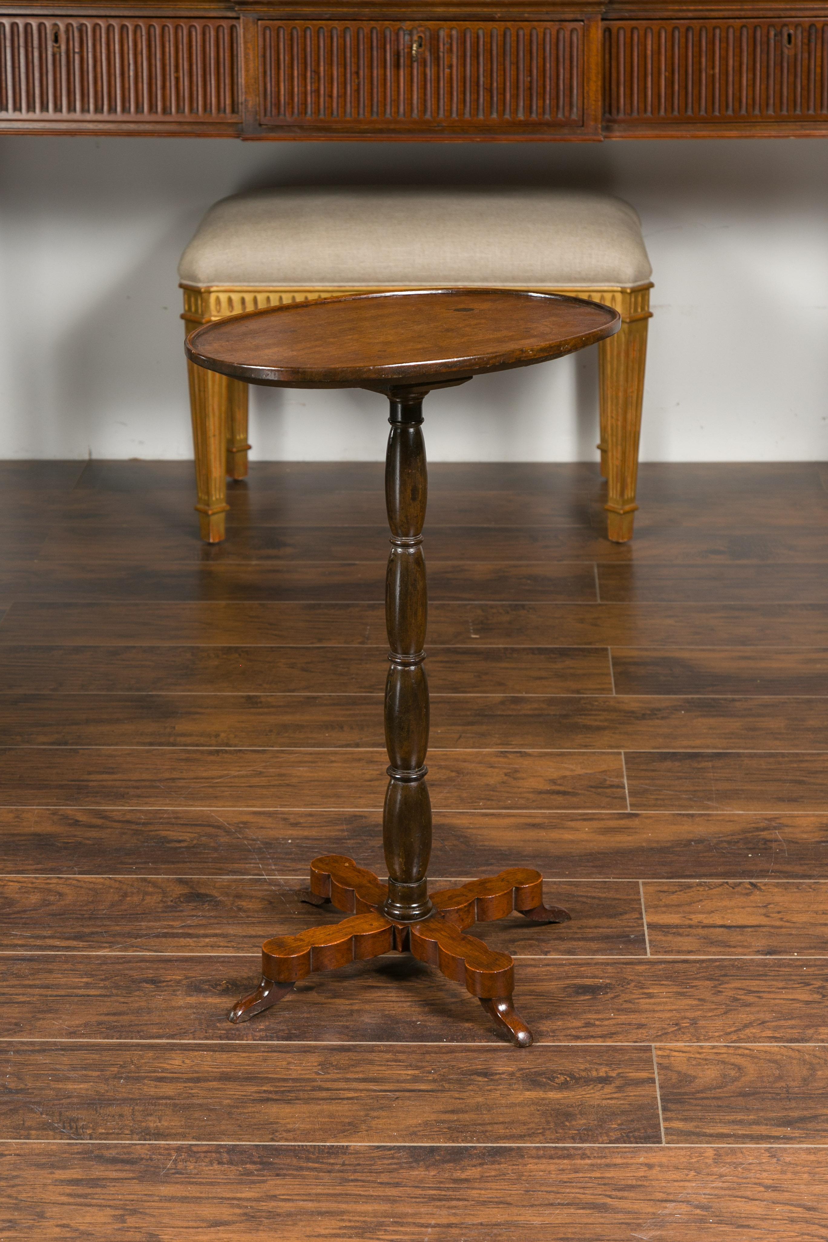 French 1890s Oval Top Walnut Guéridon Side Table with Turned Pedestal Base 4