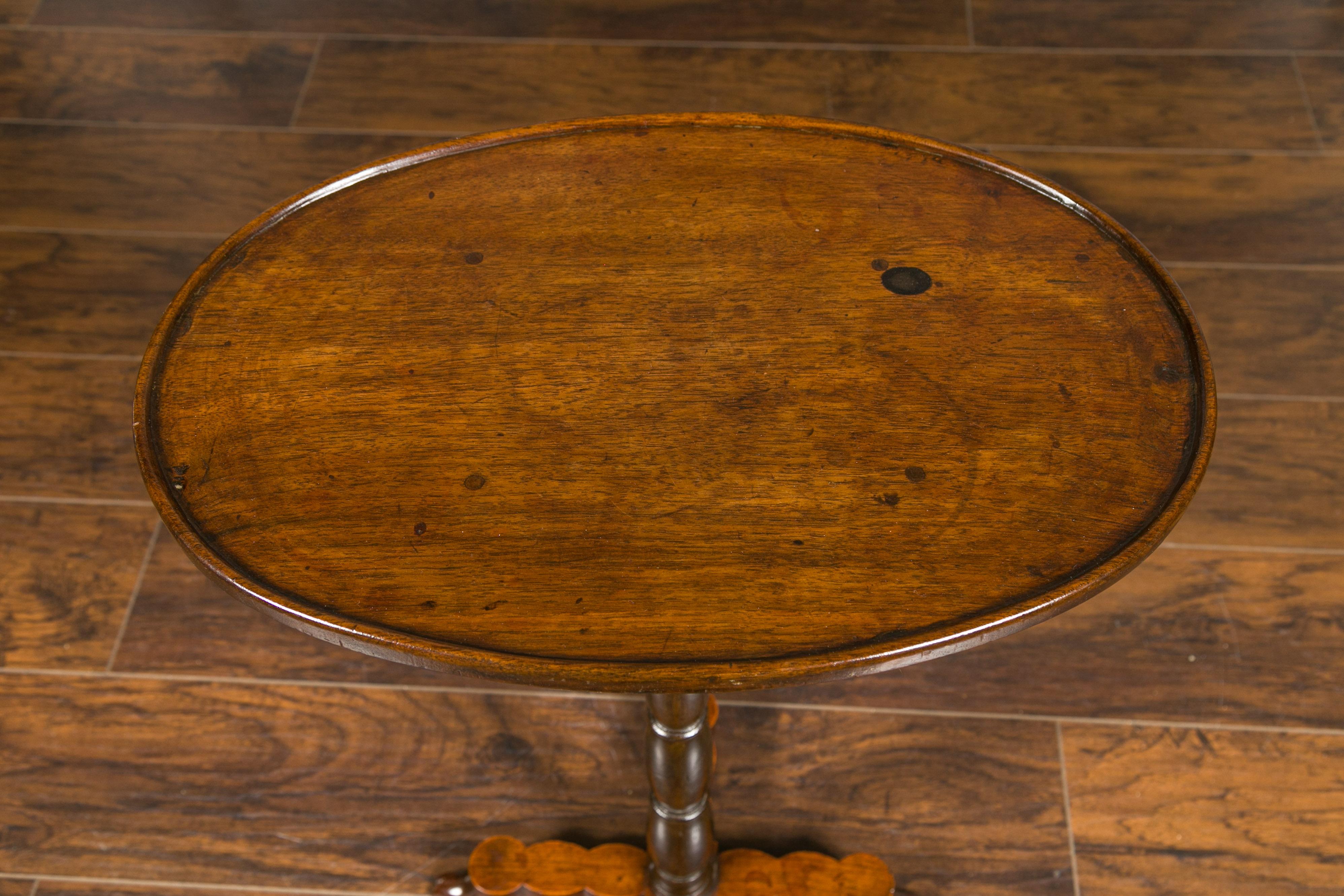 French 1890s Oval Top Walnut Guéridon Side Table with Turned Pedestal Base 5