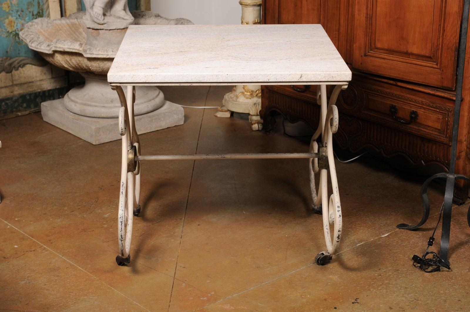 Patisserie-Tisch aus den 1890er Jahren mit geschwungenem Sockel aus lackiertem Eisen und Steinplatte im Angebot 5
