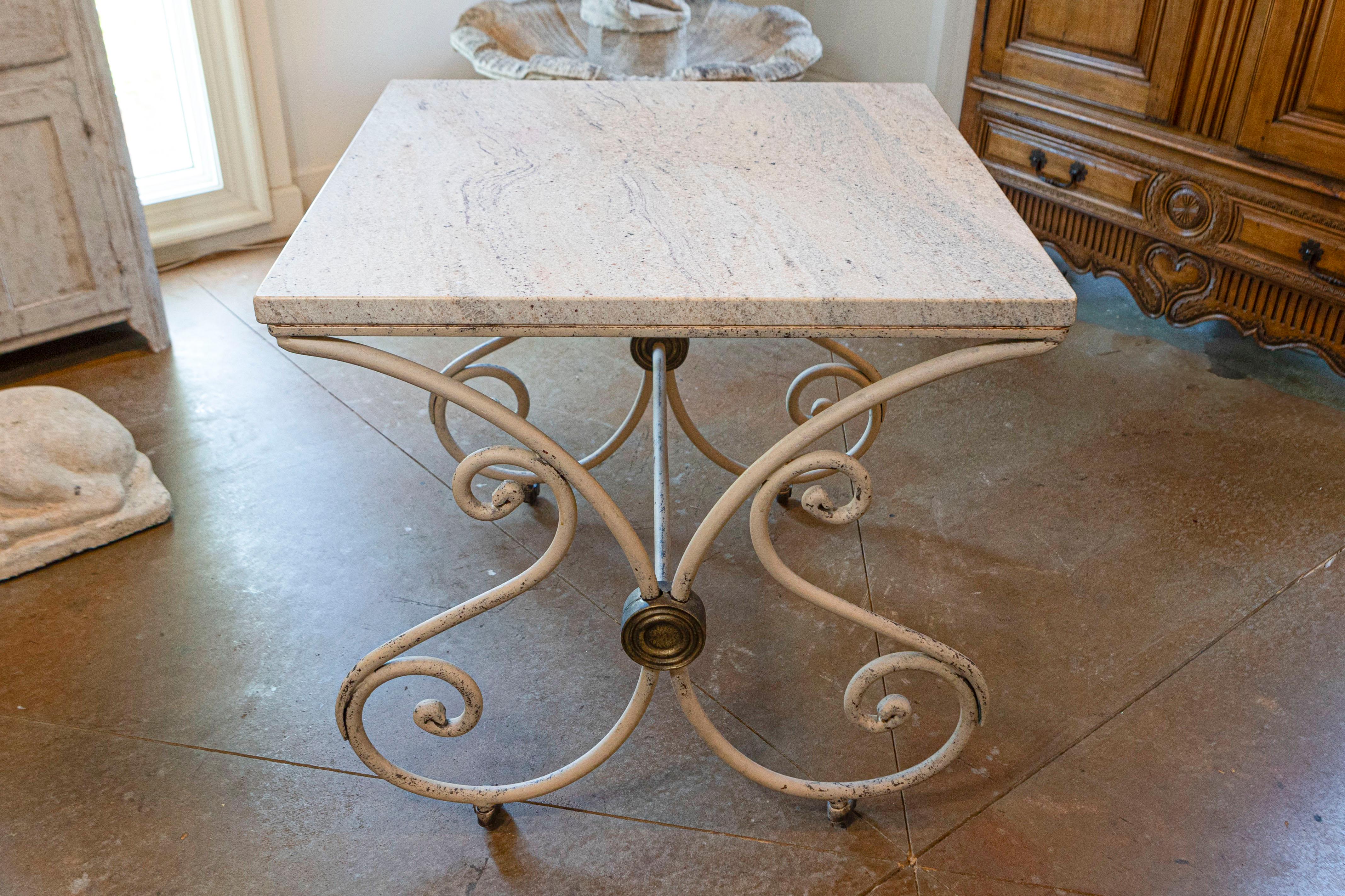 Ancienne table de pâtisserie française de la fin du 19ème siècle avec un plateau en pierre récemment ajouté et une base à enroulement en fer peint sur roulettes. Créée en France dans le dernier quart du XIXe siècle, à l'époque où les