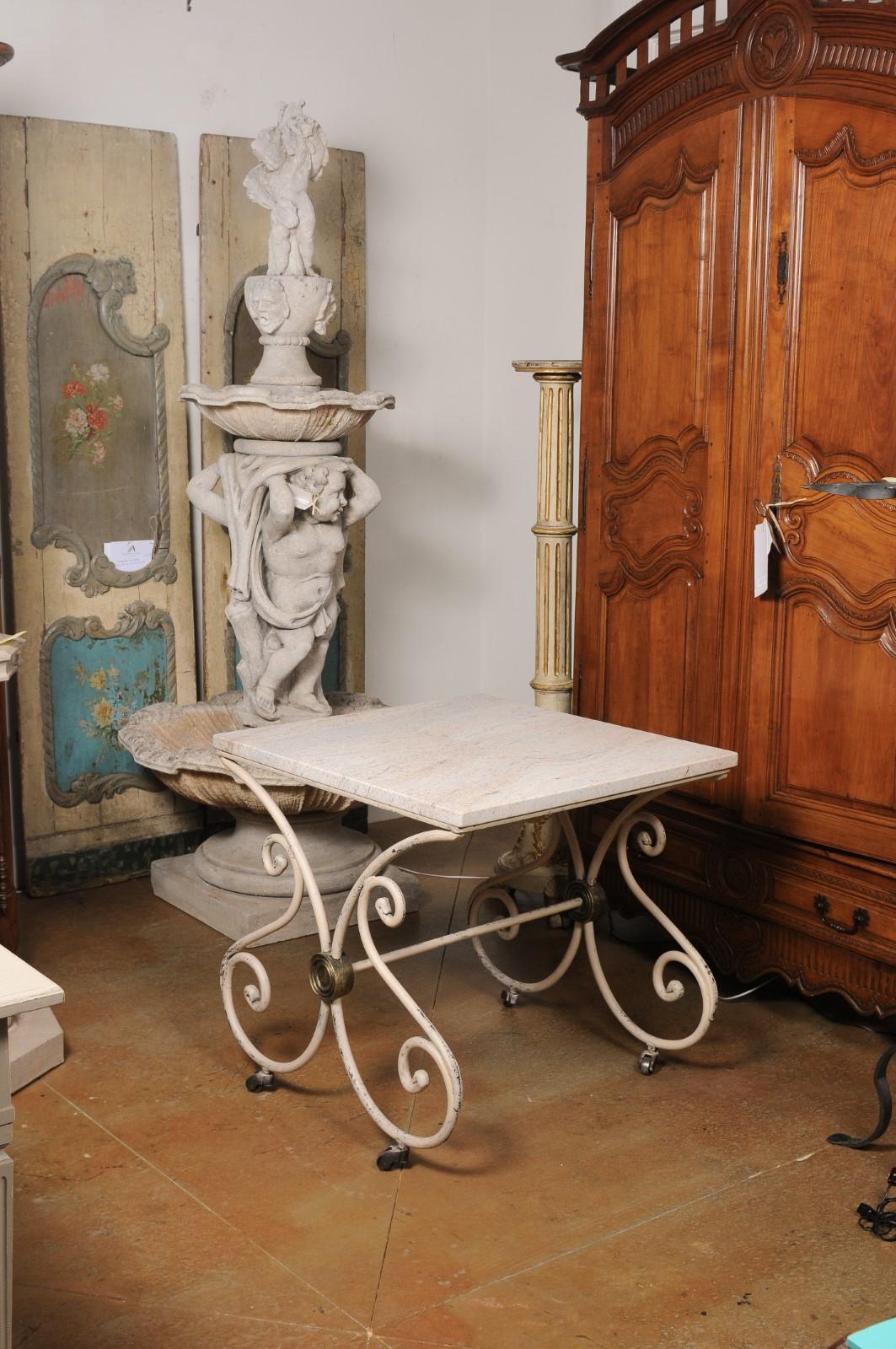 Patisserie-Tisch aus den 1890er Jahren mit geschwungenem Sockel aus lackiertem Eisen und Steinplatte (Französisch) im Angebot
