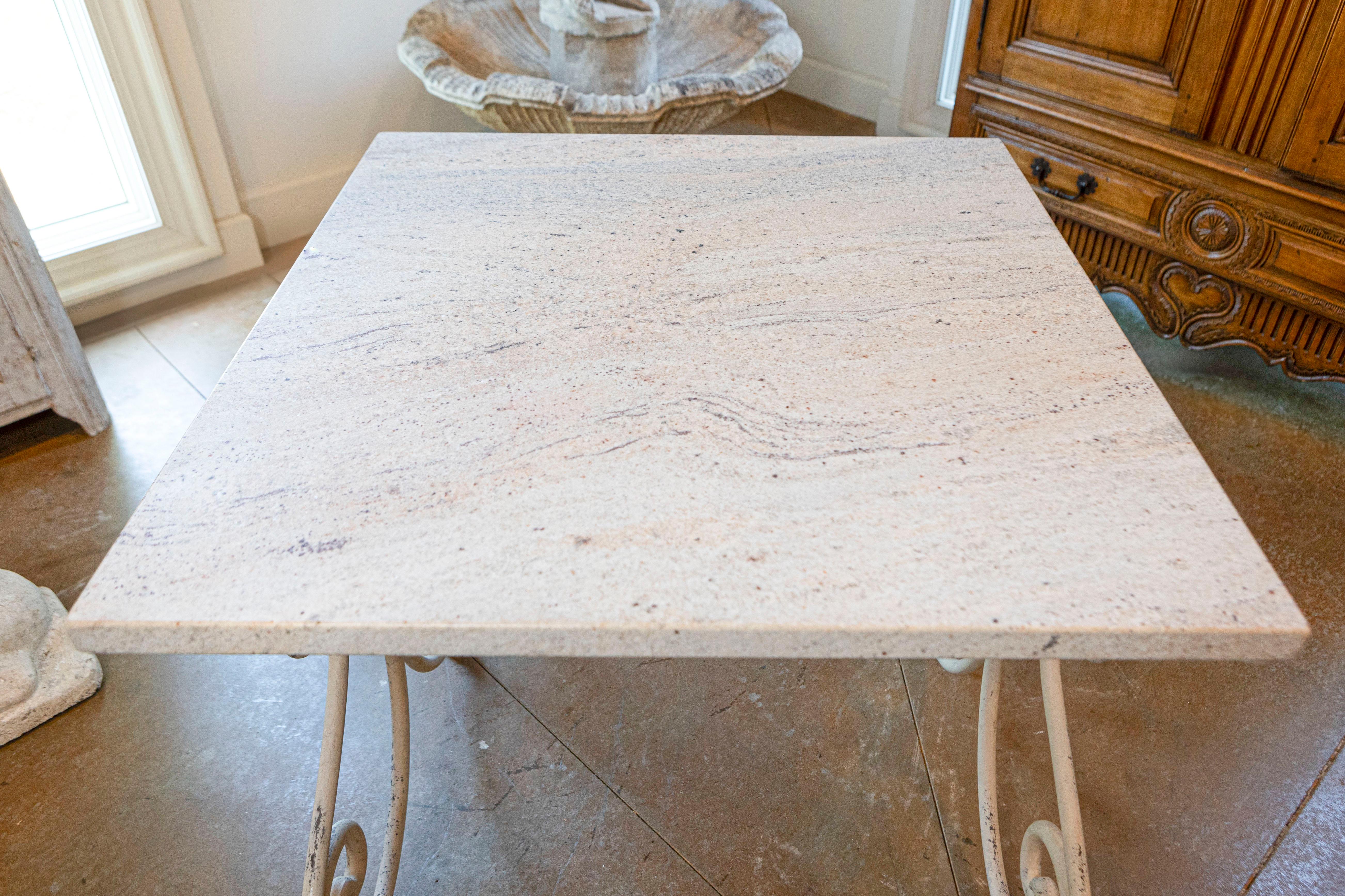 Peint Table Patisserie française des années 1890 avec base en fer peint à volutes et plateau en pierre en vente