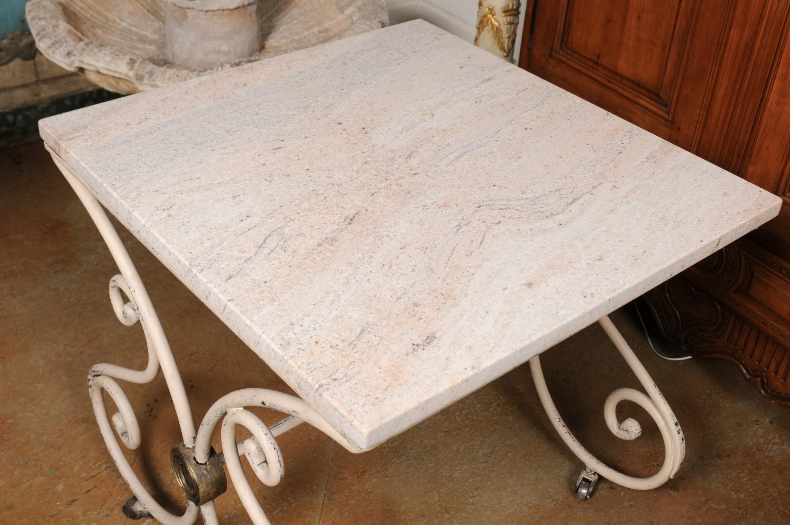 Patisserie-Tisch aus den 1890er Jahren mit geschwungenem Sockel aus lackiertem Eisen und Steinplatte im Zustand „Gut“ im Angebot in Atlanta, GA