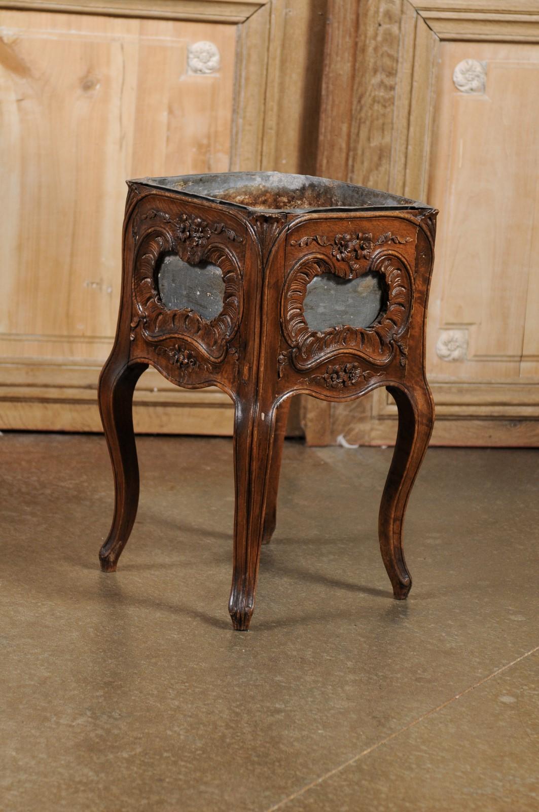 French 1890s Rococo Revival Walnut Planter with Rocailles and Floral Motifs For Sale 5