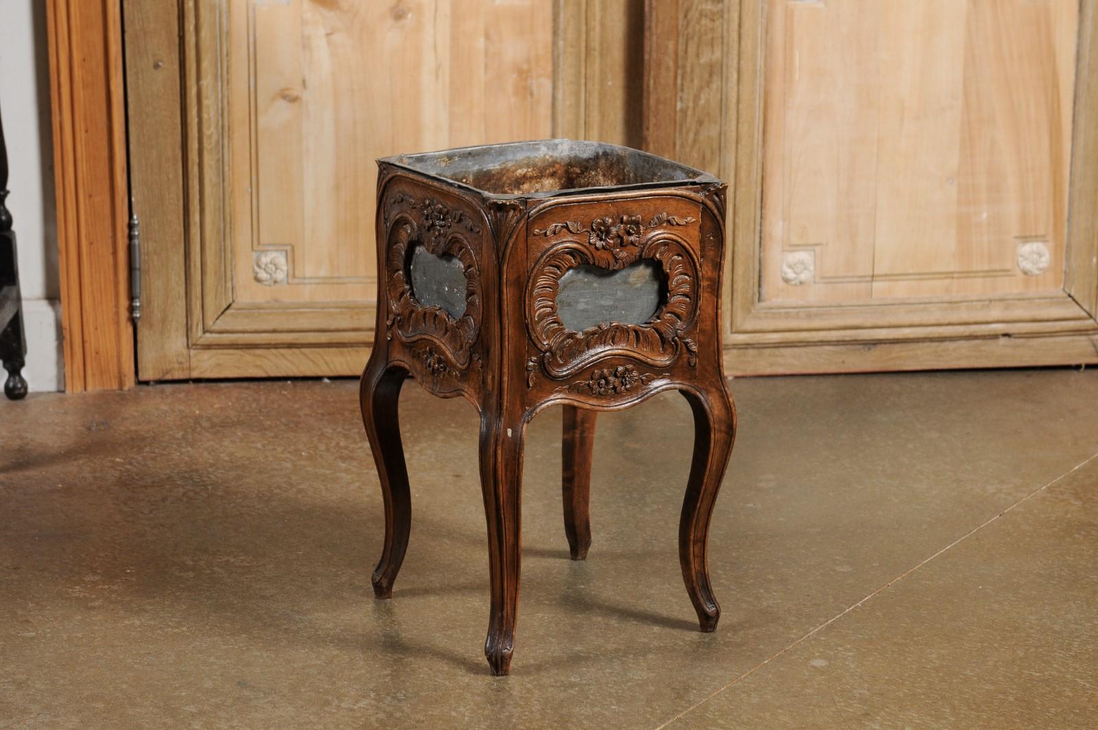 French 1890s Rococo Revival Walnut Planter with Rocailles and Floral Motifs For Sale 8