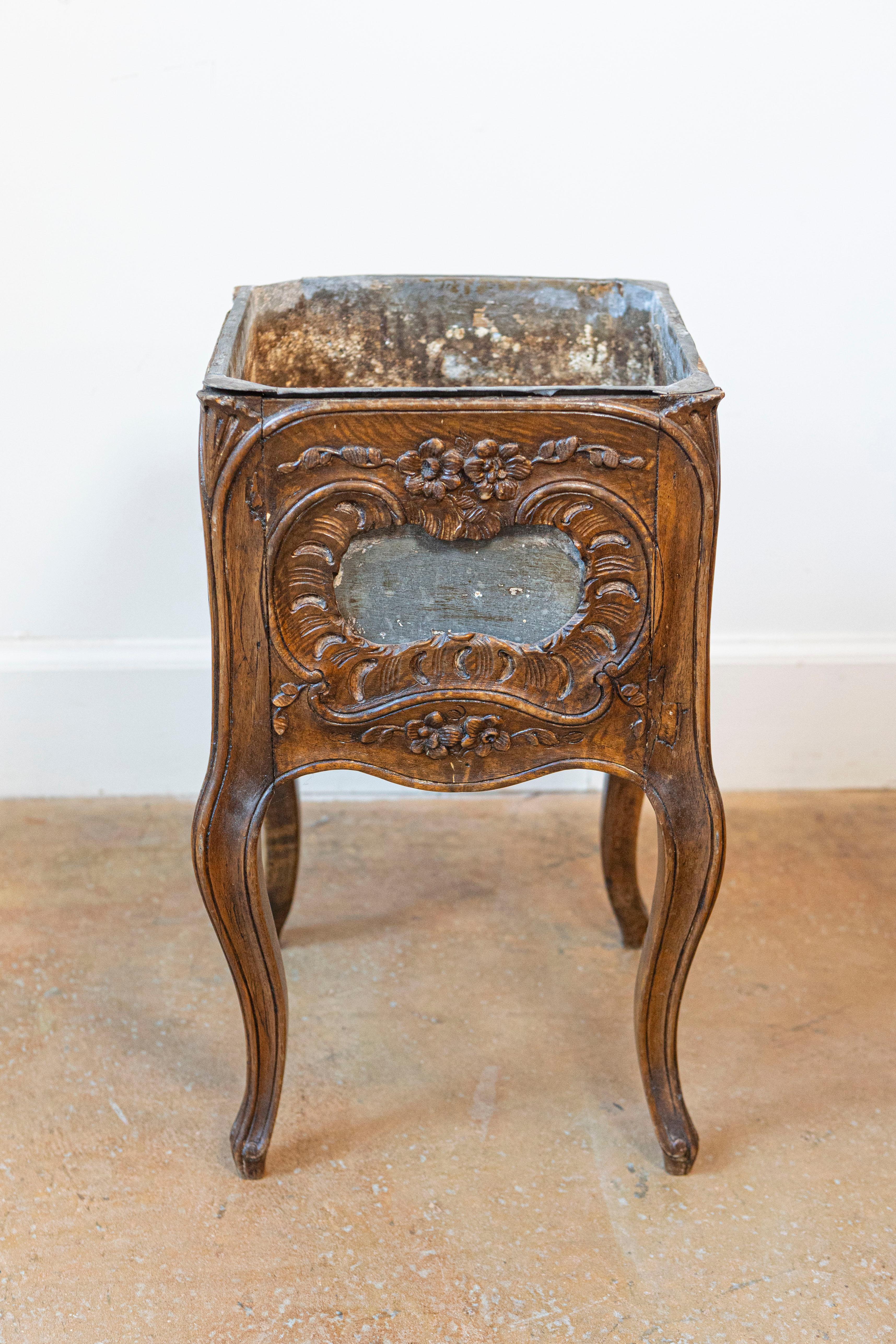 Neorococò Fioriera in legno di noce in stile Rococo Revival del 1890 con motivi floreali e Rocailles in vendita