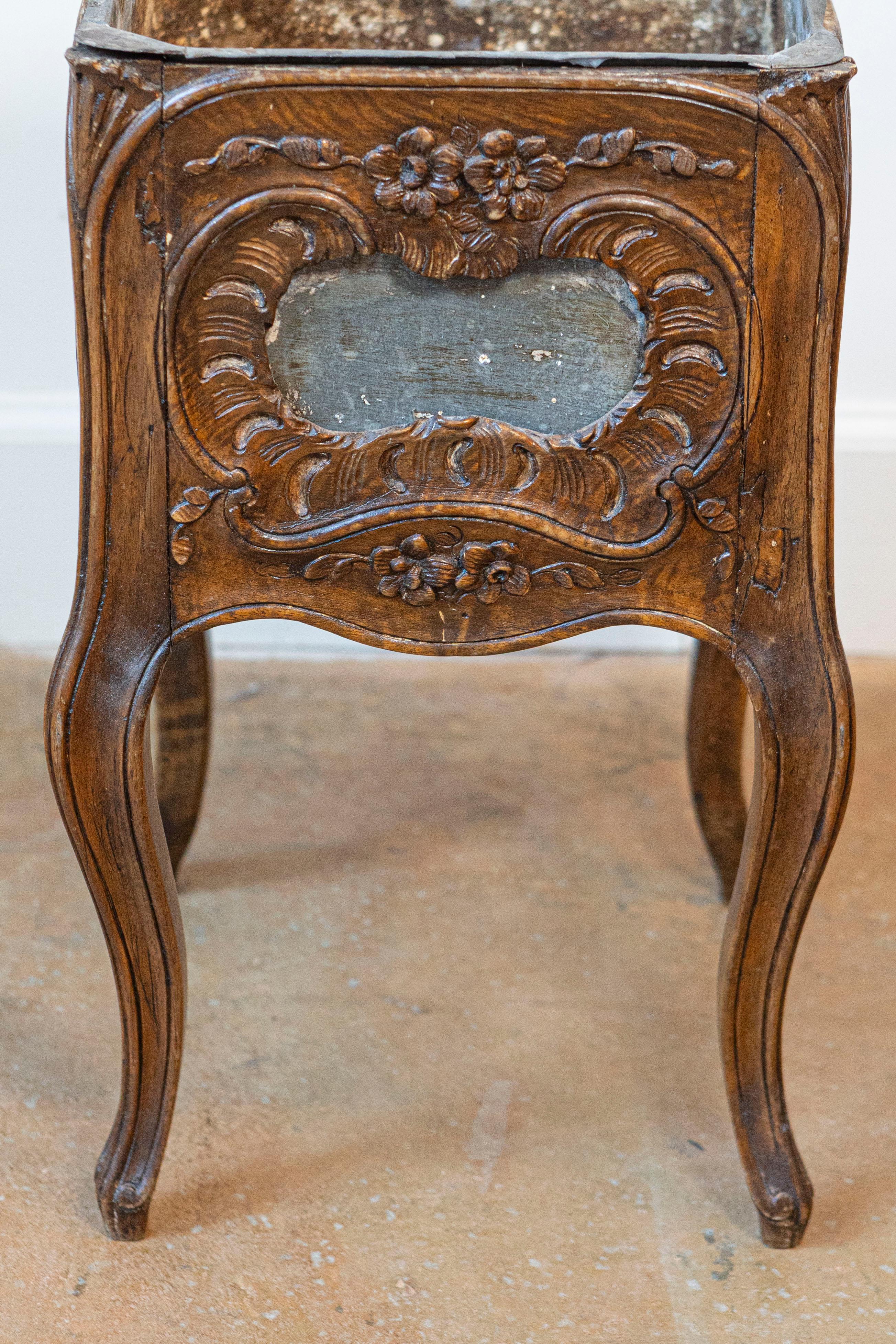 Francese Fioriera in legno di noce in stile Rococo Revival del 1890 con motivi floreali e Rocailles in vendita