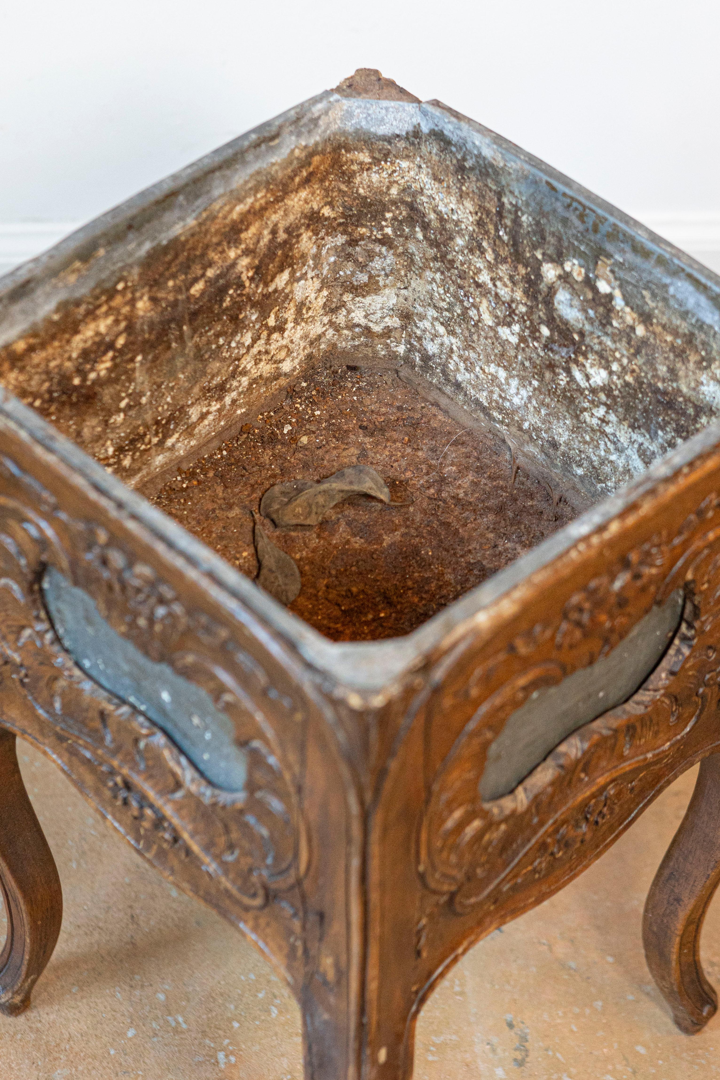 Intagliato Fioriera in legno di noce in stile Rococo Revival del 1890 con motivi floreali e Rocailles in vendita