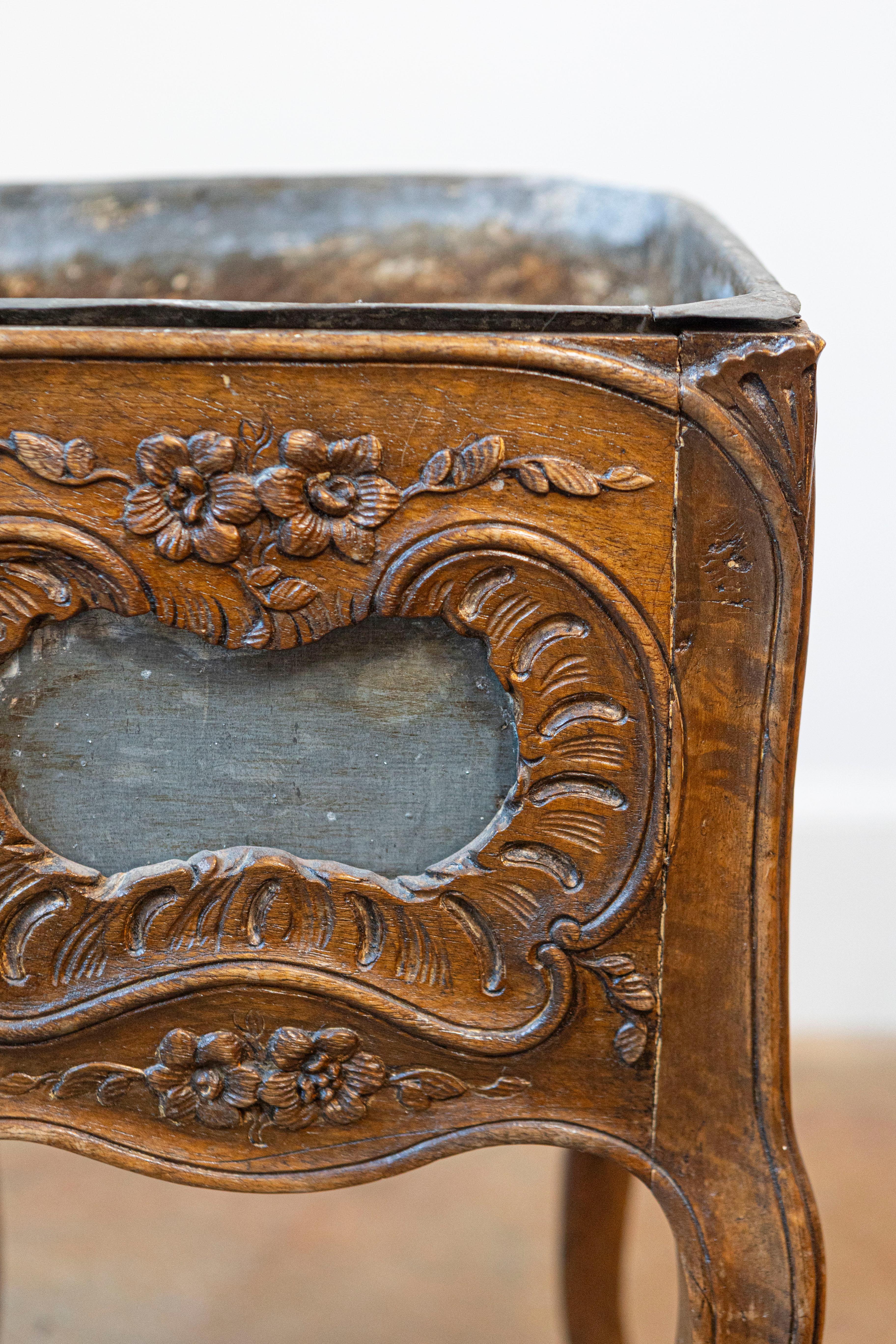 Fioriera in legno di noce in stile Rococo Revival del 1890 con motivi floreali e Rocailles In condizioni buone in vendita a Atlanta, GA
