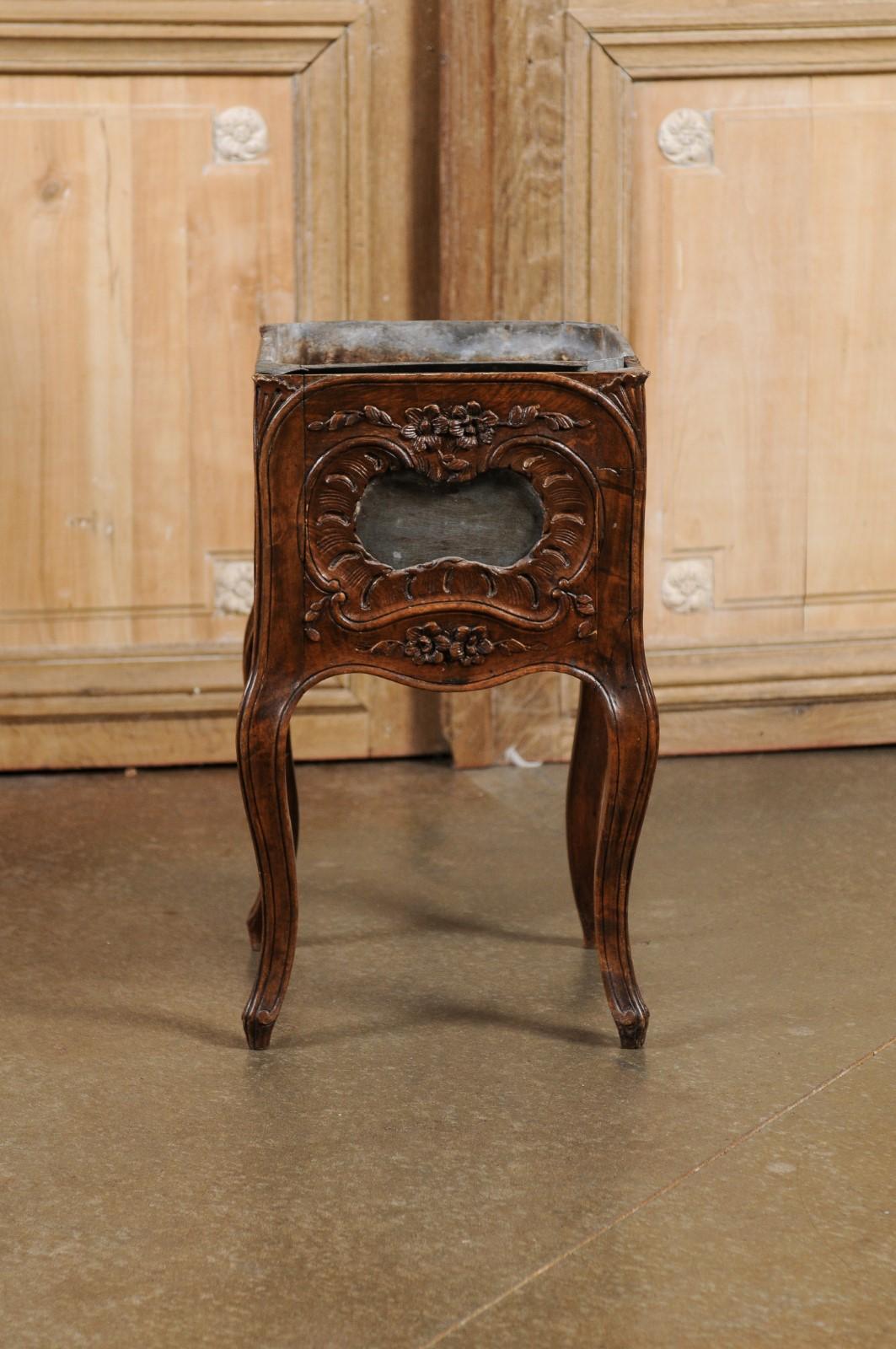 French 1890s Rococo Revival Walnut Planter with Rocailles and Floral Motifs For Sale 2