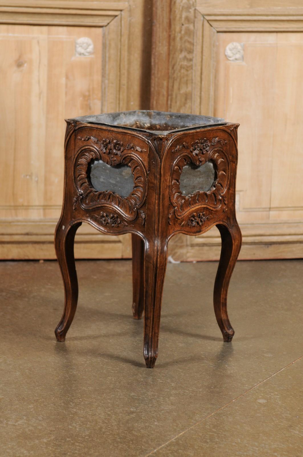French 1890s Rococo Revival Walnut Planter with Rocailles and Floral Motifs For Sale 3
