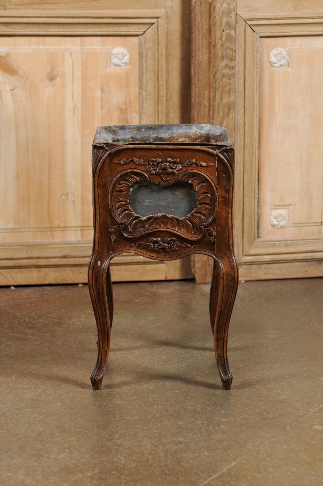 French 1890s Rococo Revival Walnut Planter with Rocailles and Floral Motifs For Sale 4