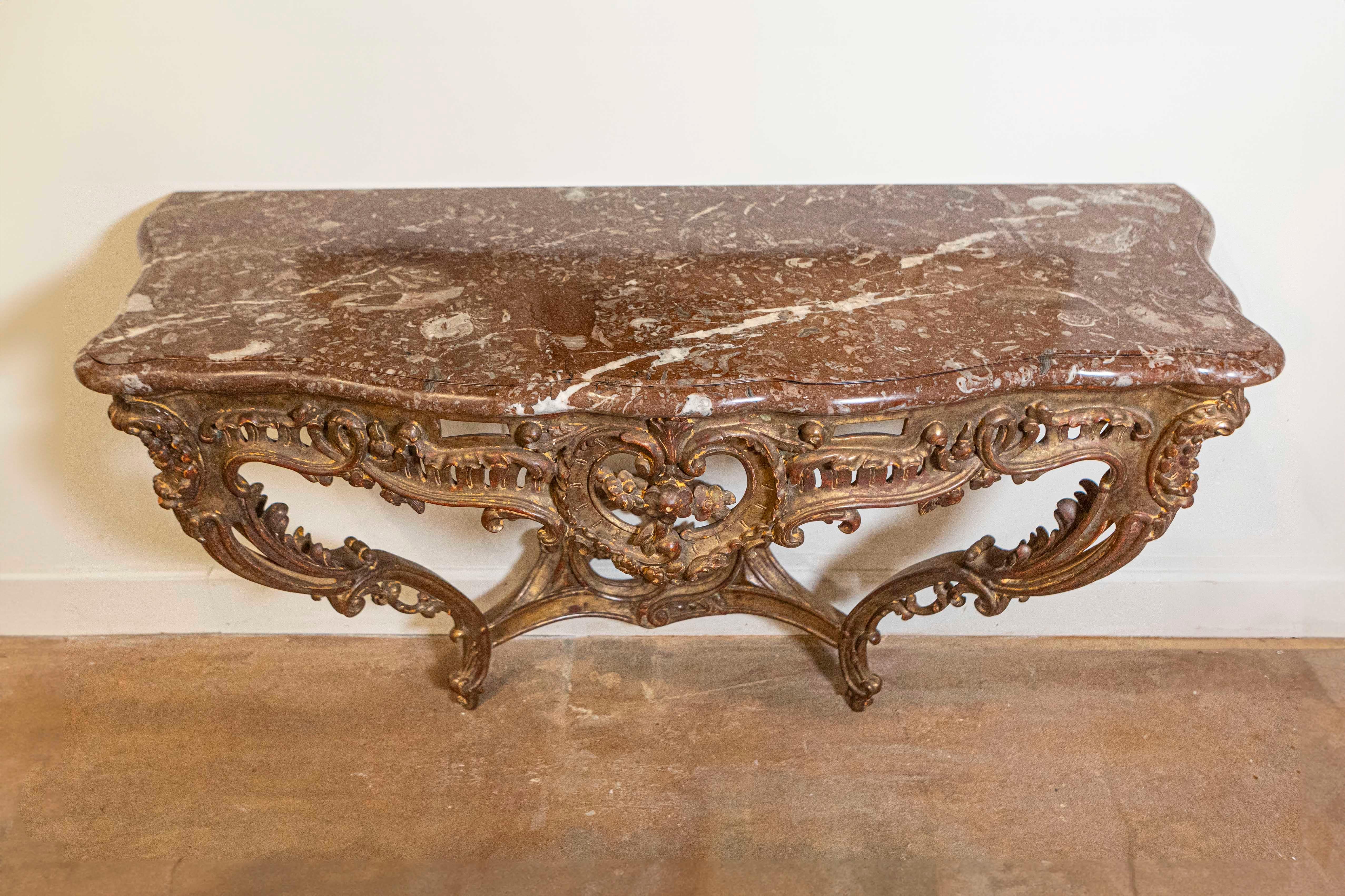 Français Table console en bois doré sculpté à décor floral, style rococo français des années 1890 en vente