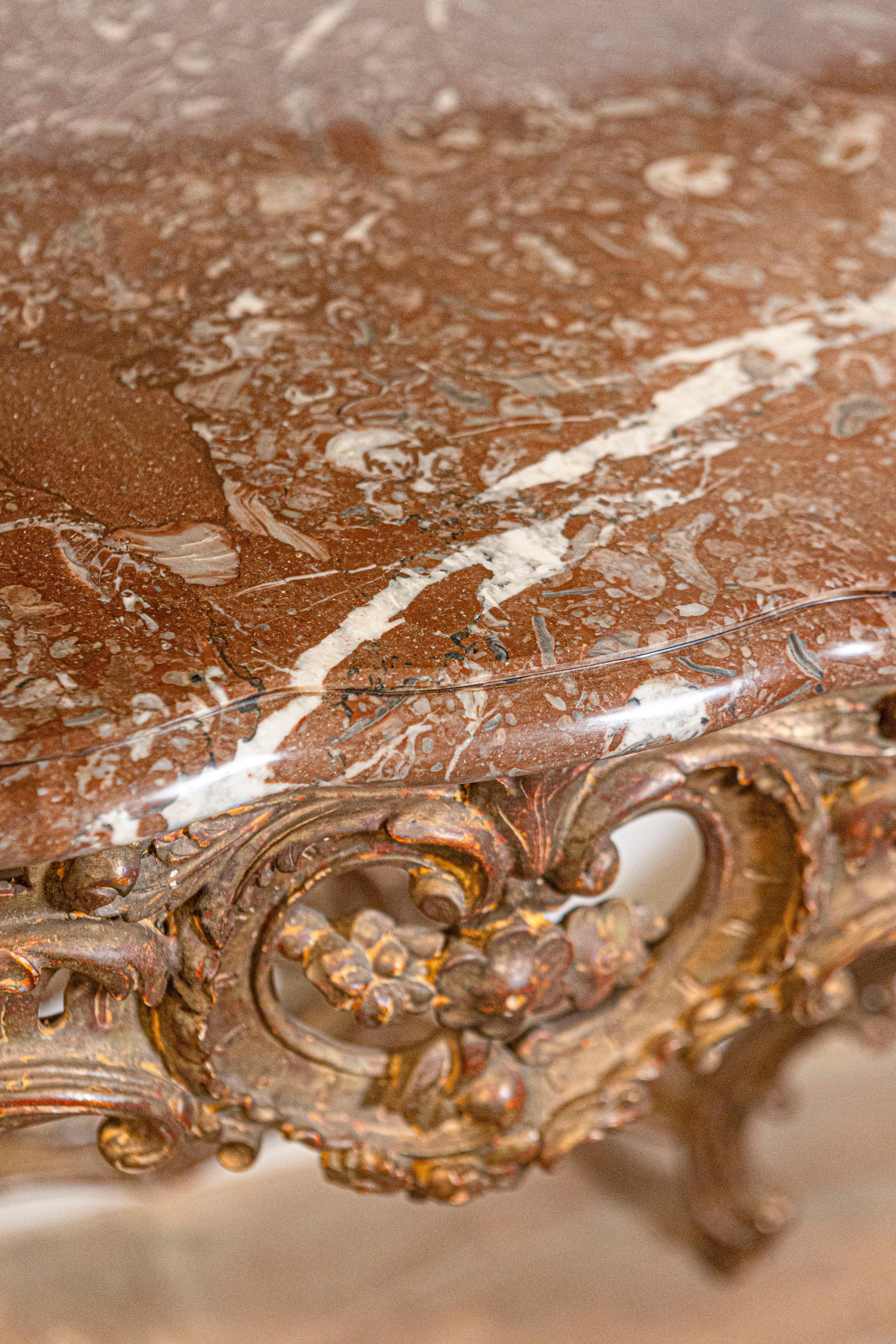 Sculpté Table console en bois doré sculpté à décor floral, style rococo français des années 1890 en vente