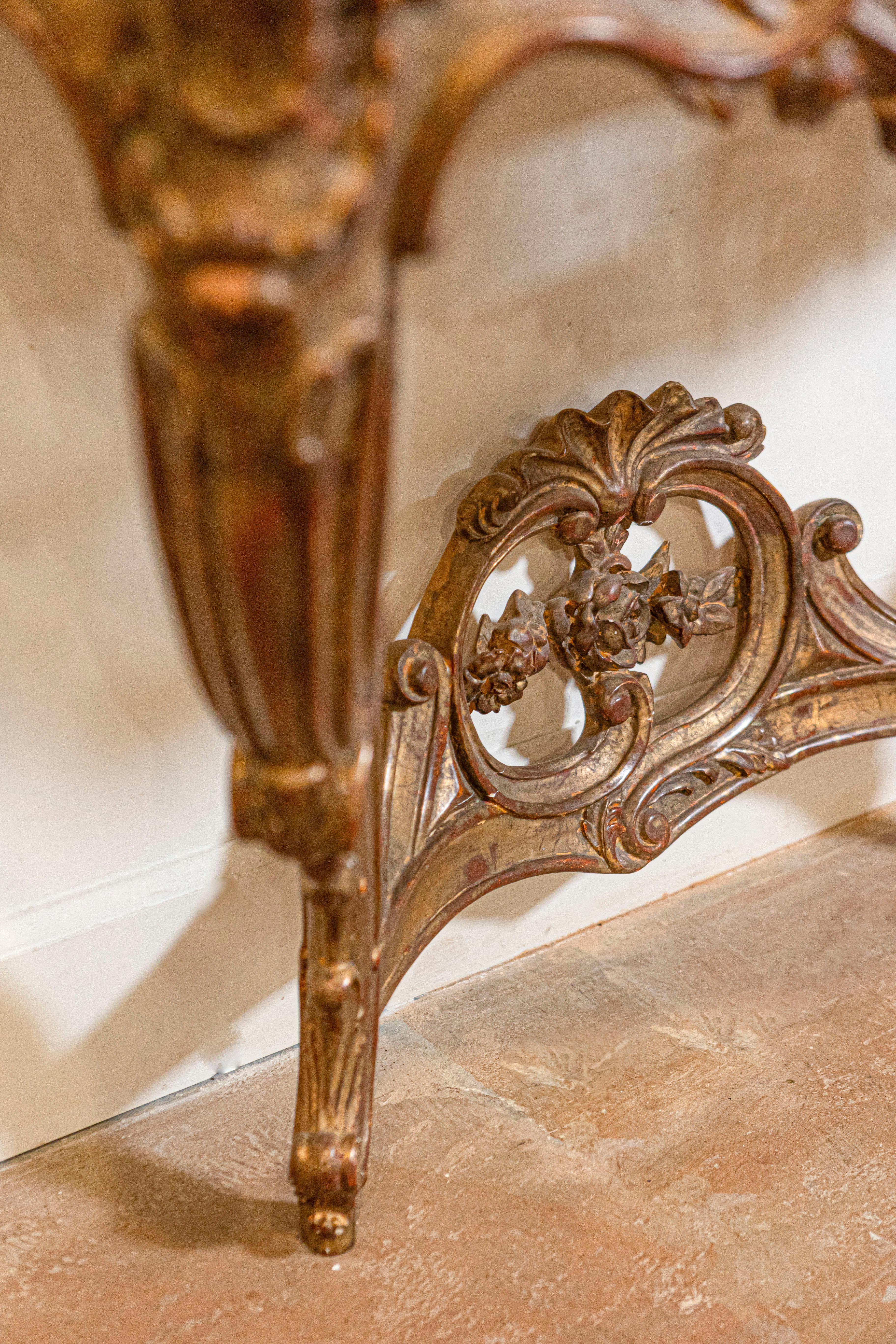 Table console en bois doré sculpté à décor floral, style rococo français des années 1890 Bon état - En vente à Atlanta, GA