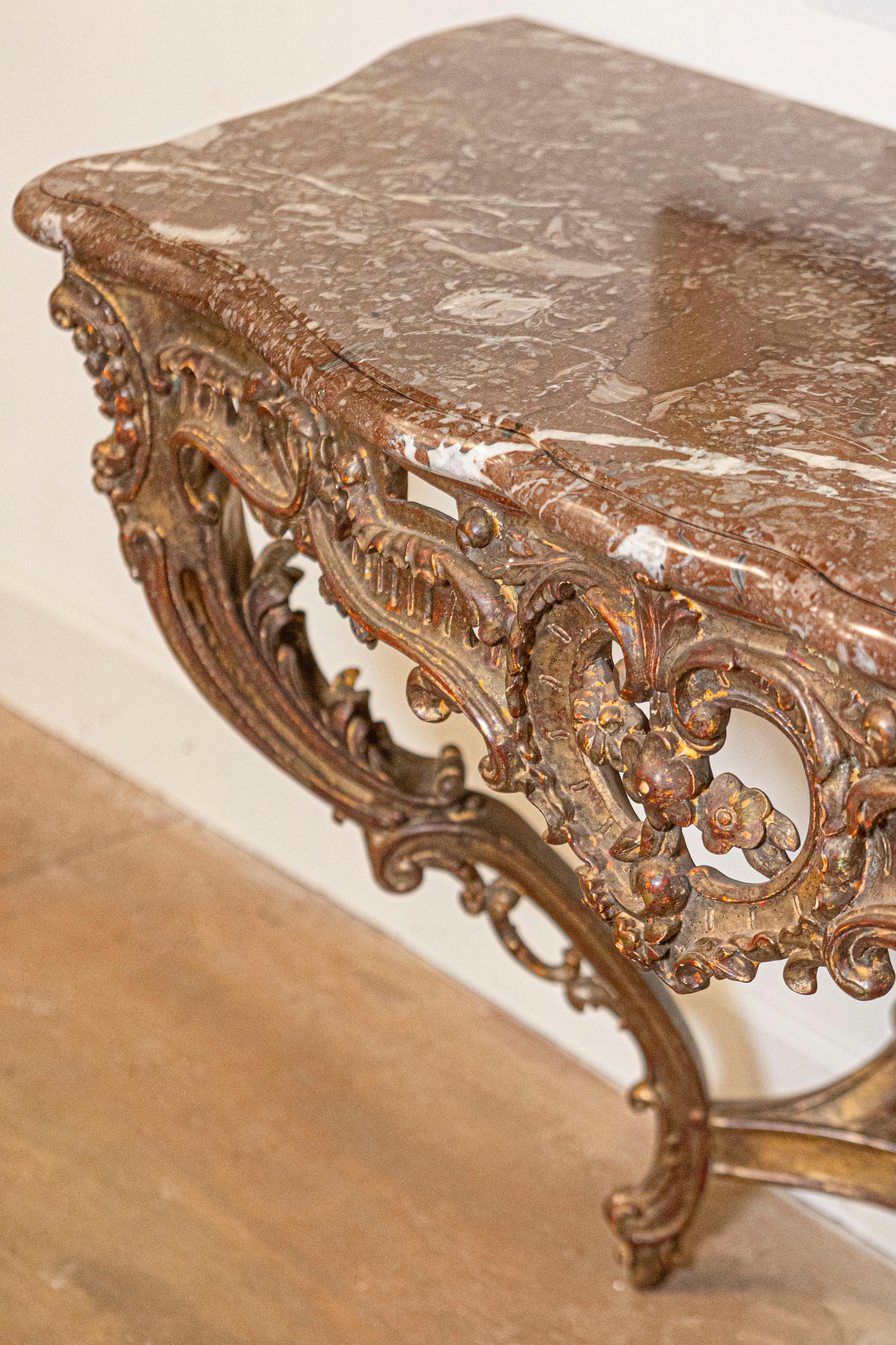 Marbre Table console en bois doré sculpté à décor floral, style rococo français des années 1890 en vente