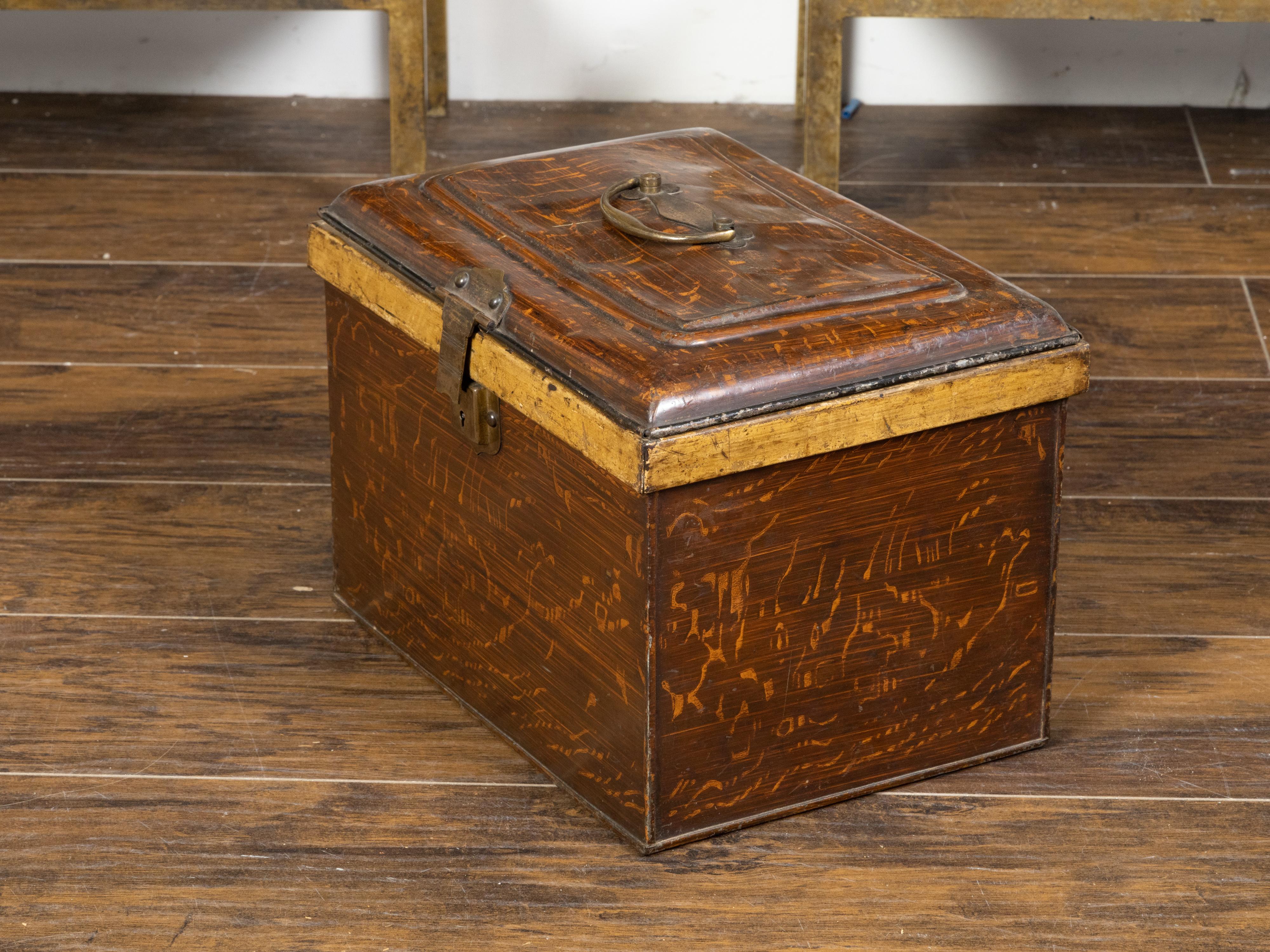 French 1890s Rustic Painted Tôle Box with Wood Grain Finish and Goldenrod Accent For Sale 7