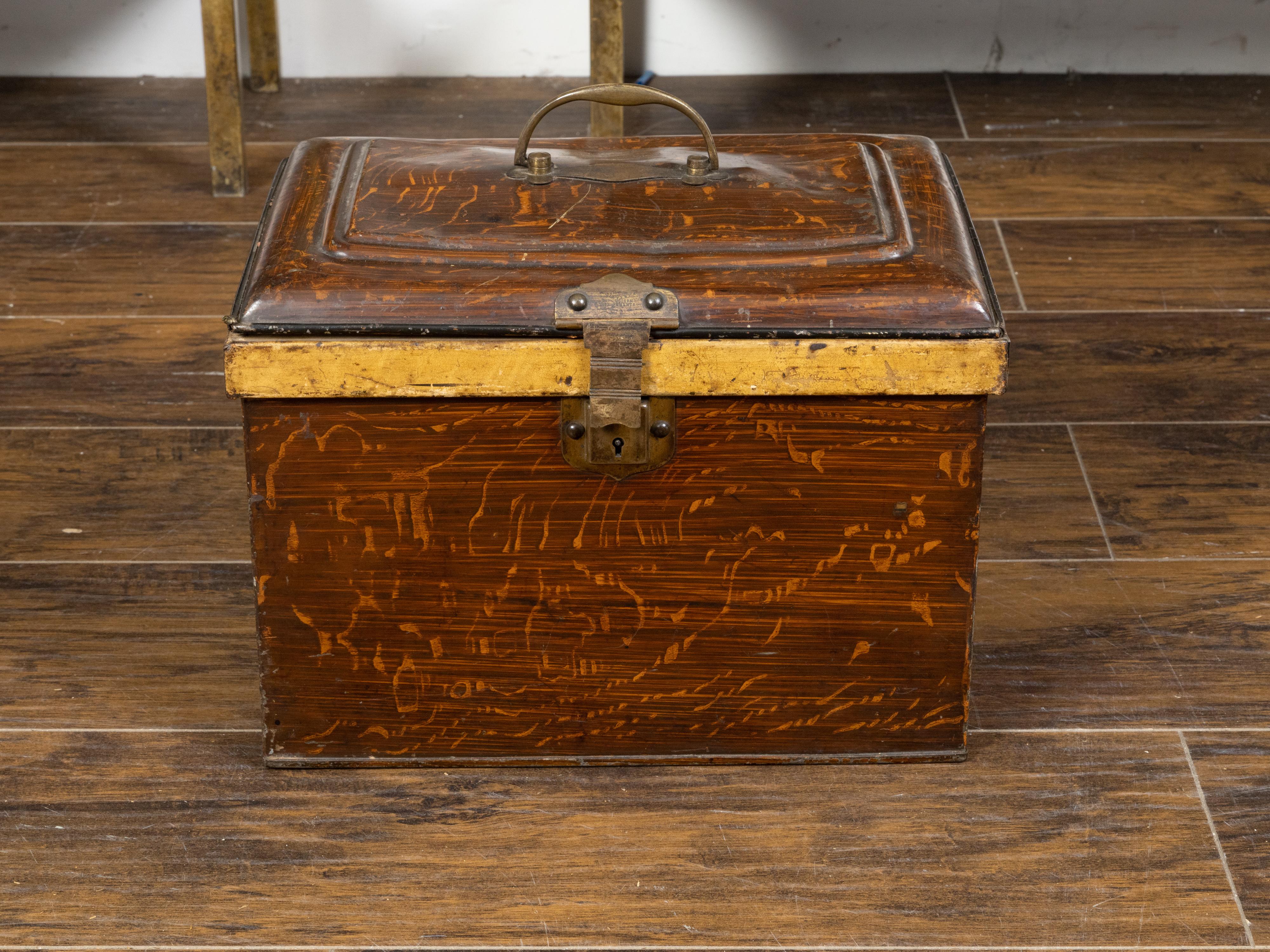 A French painted tôle box from the late 19th century, with wood grain patterns and goldenrod accents. Created in France during the last decade of the 19th century, this tôle box features a rectangular Silhouette perfectly complimented by a rustic
