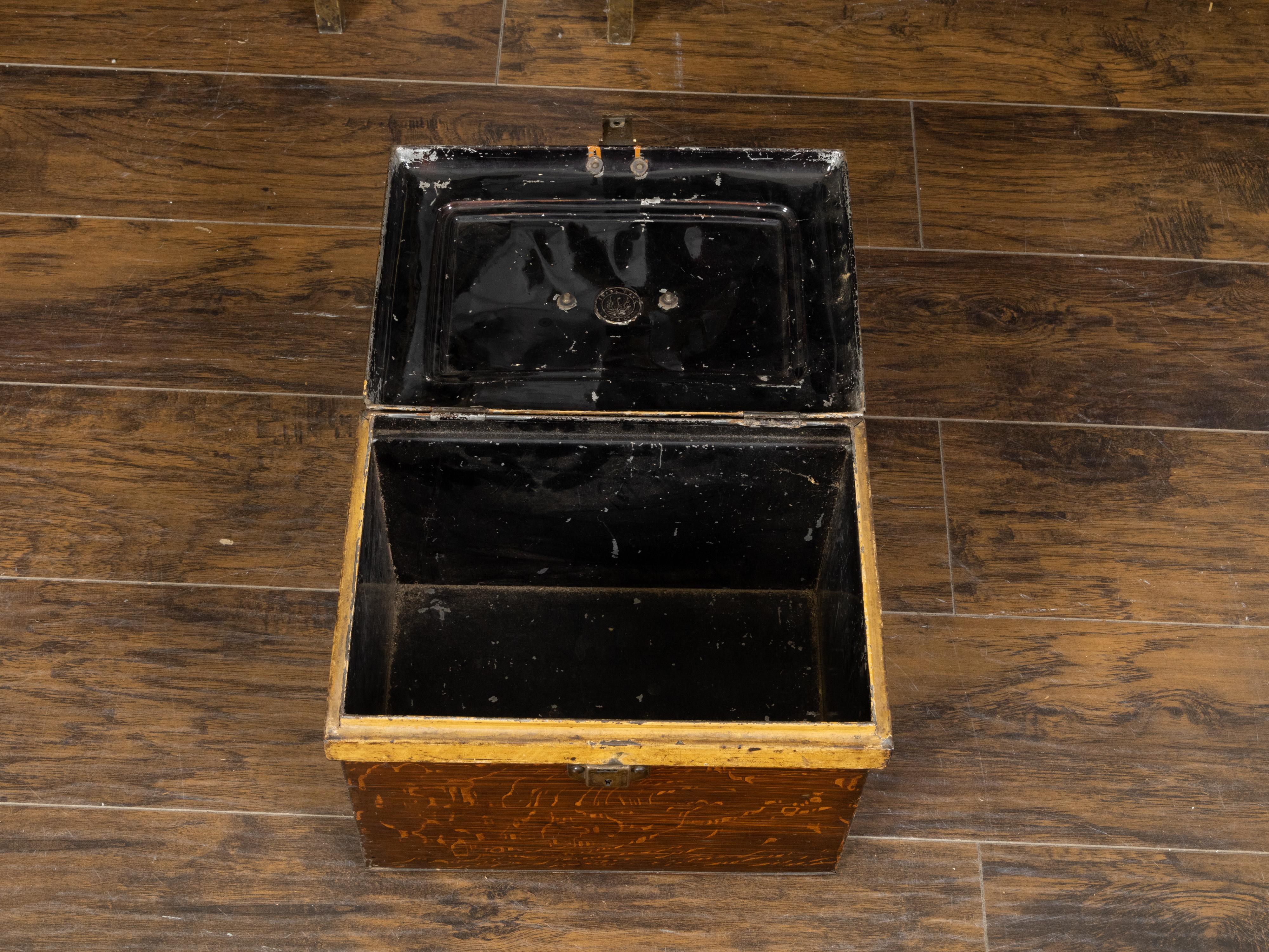 French 1890s Rustic Painted Tôle Box with Wood Grain Finish and Goldenrod Accent For Sale 2