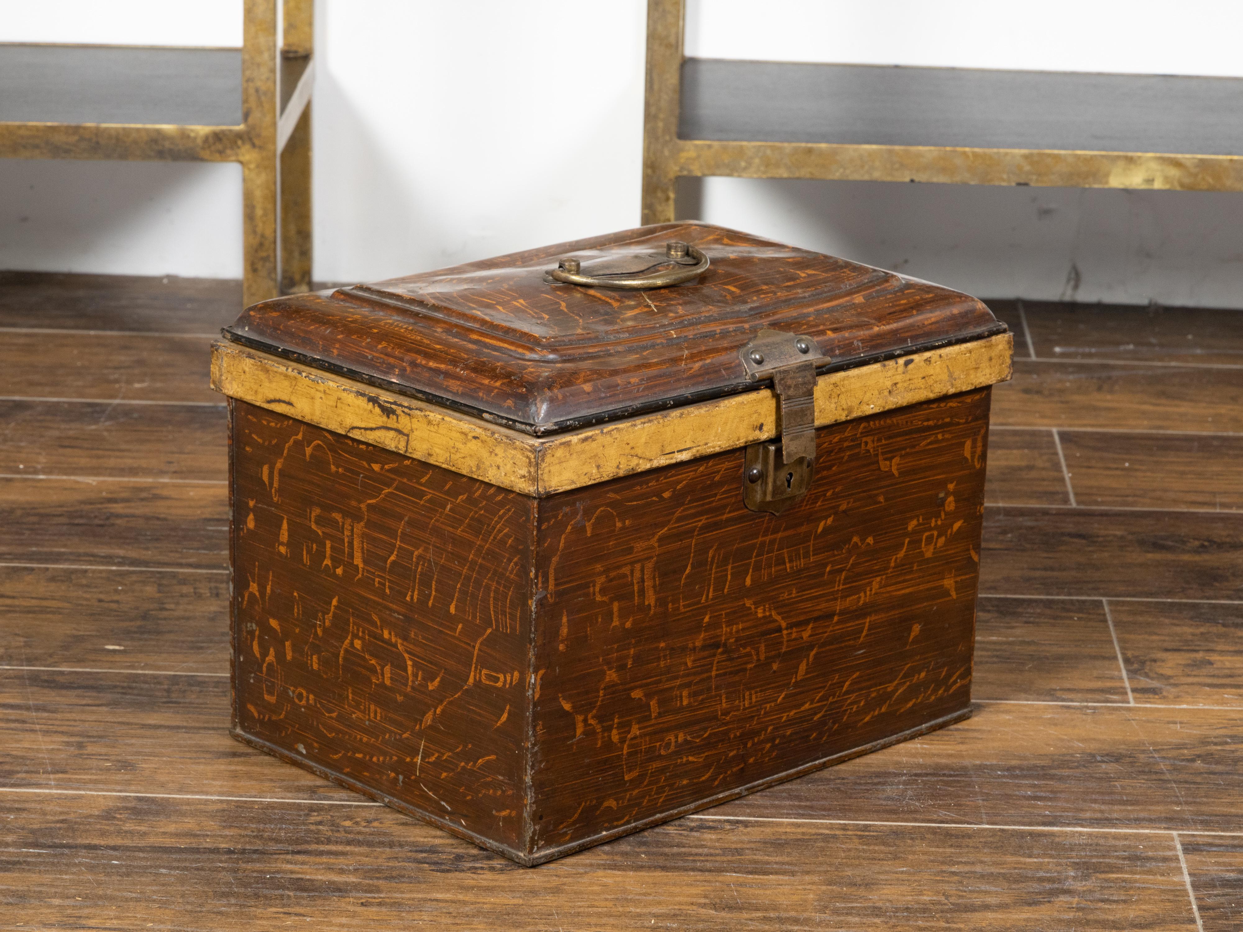 French 1890s Rustic Painted Tôle Box with Wood Grain Finish and Goldenrod Accent For Sale 3