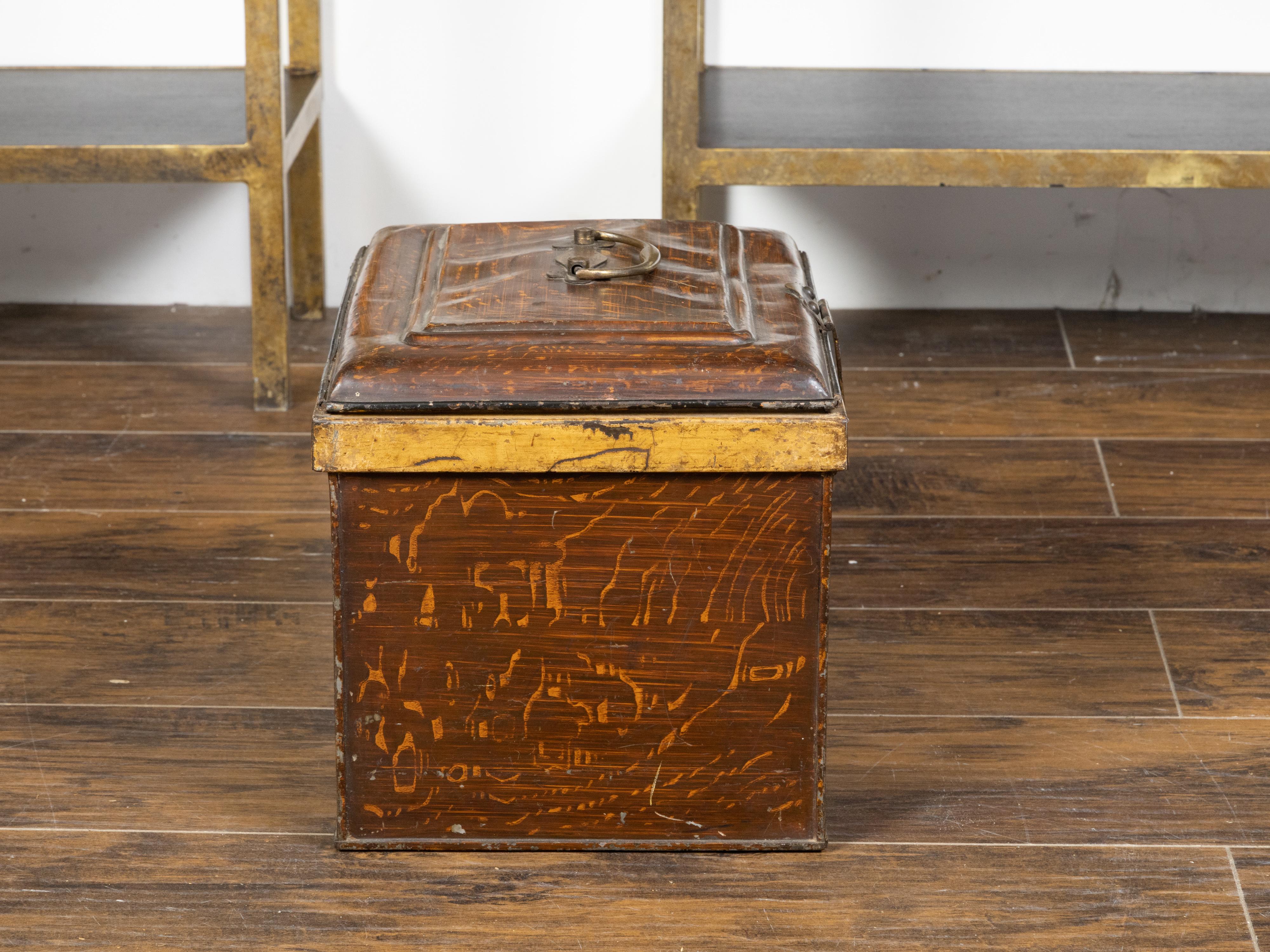 French 1890s Rustic Painted Tôle Box with Wood Grain Finish and Goldenrod Accent For Sale 4