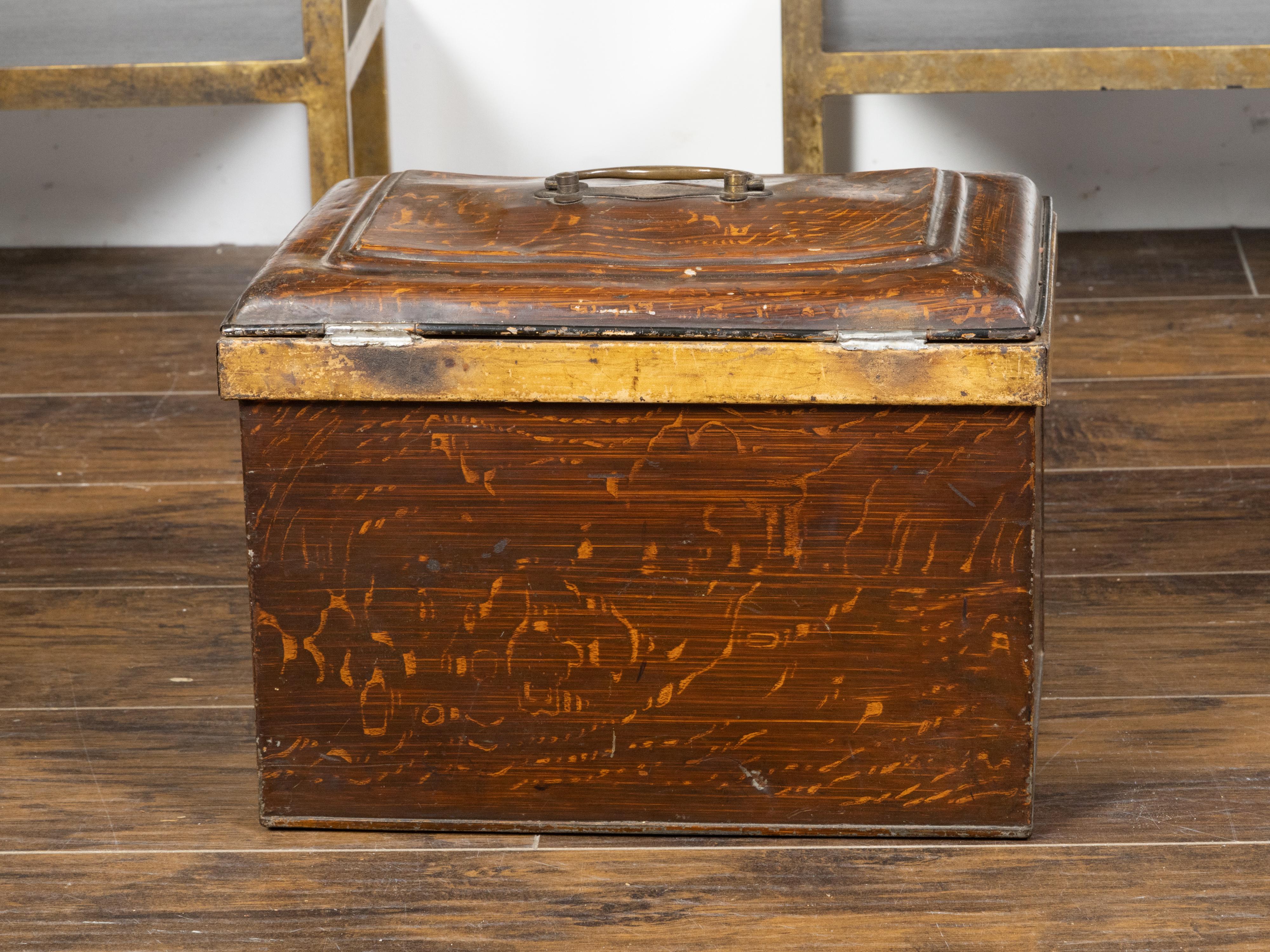 French 1890s Rustic Painted Tôle Box with Wood Grain Finish and Goldenrod Accent For Sale 5