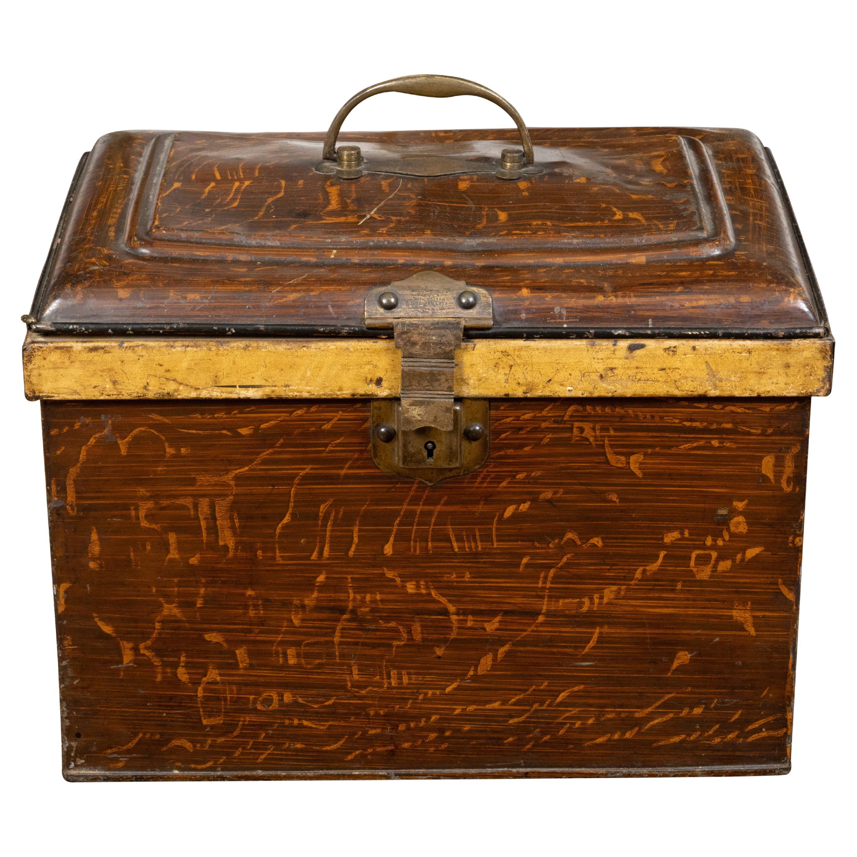 Boîte à charbon rustique peinte en bois des années 1890 avec finition de grain de bois et touches de ruban doré