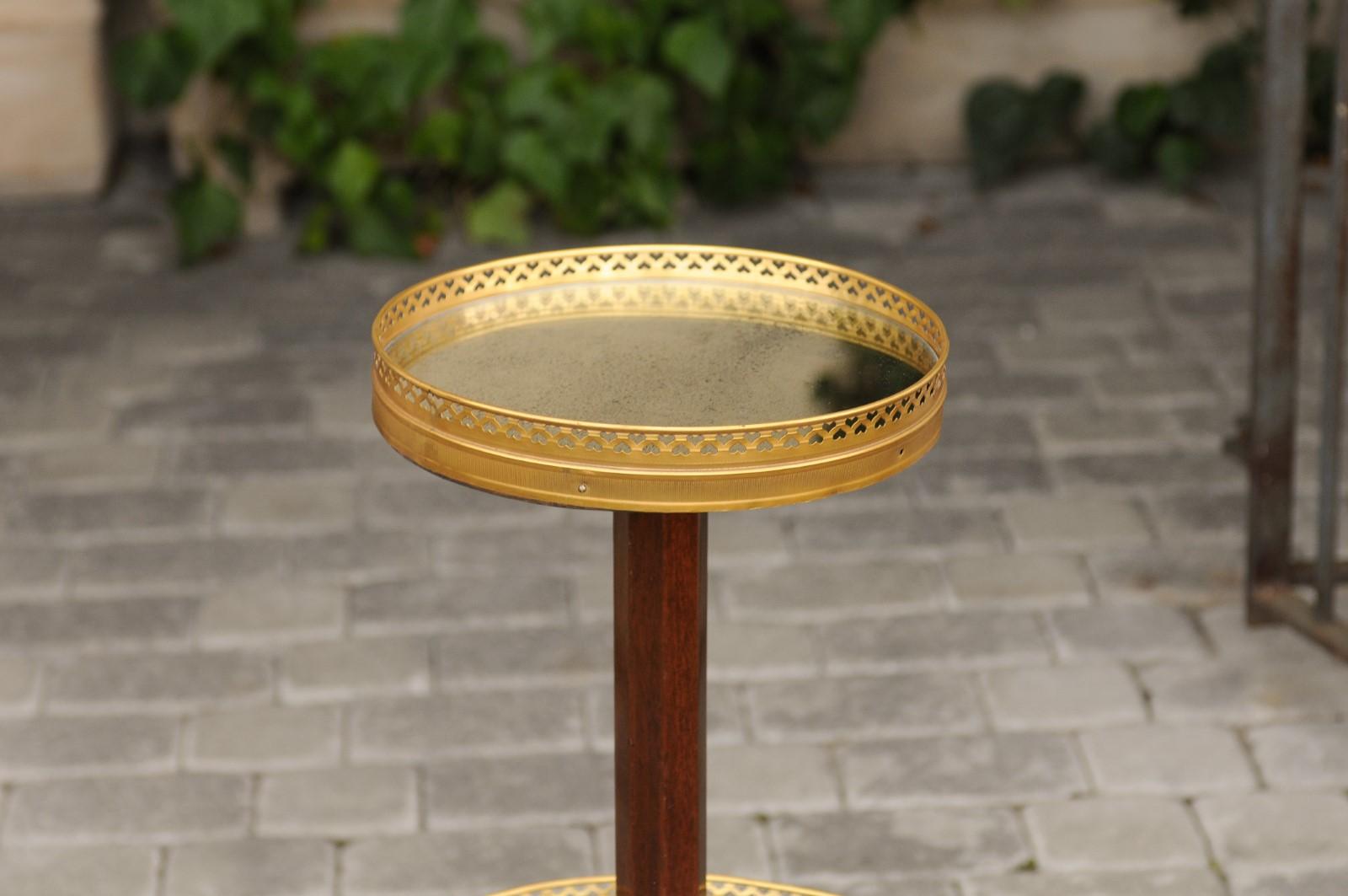Table de dumbwaiter à étages avec galeries en laiton percées et miroir, France, années 1890 Bon état - En vente à Atlanta, GA
