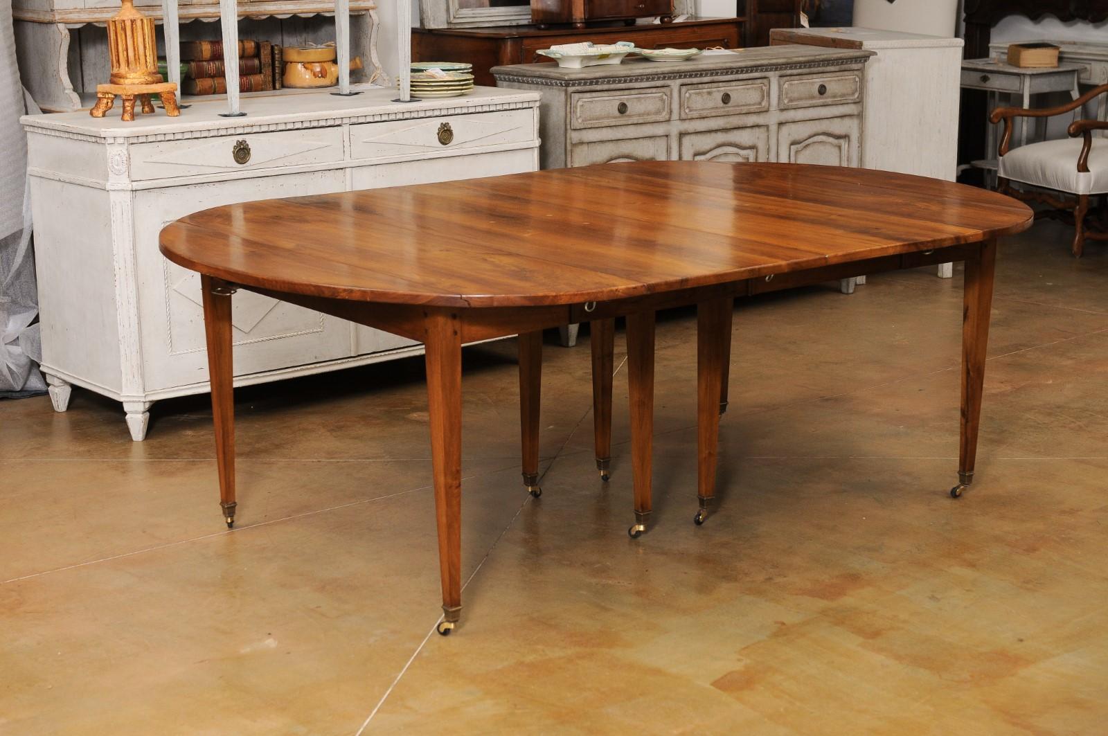 French 1890s Walnut Oval Extension Dining Room Table with Five Leaves 5