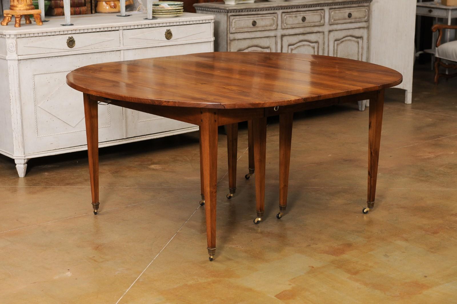 French 1890s Walnut Oval Extension Dining Room Table with Five Leaves 6