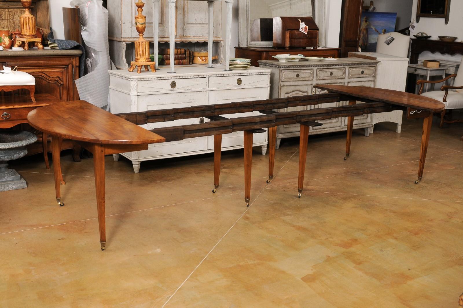 French 1890s Walnut Oval Extension Dining Room Table with Five Leaves 7