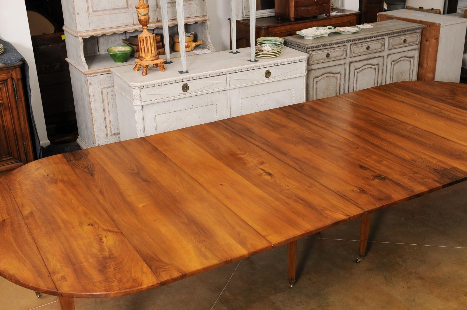French 1890s Walnut Oval Extension Dining Room Table with Five Leaves 10