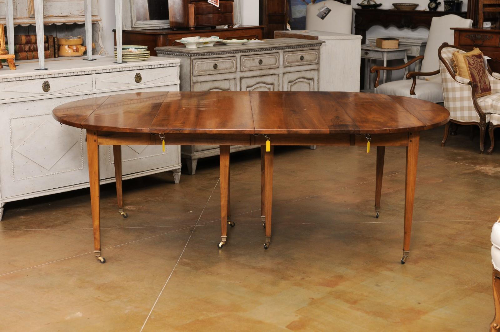 French 1890s Walnut Oval Extension Dining Room Table with Five Leaves 1