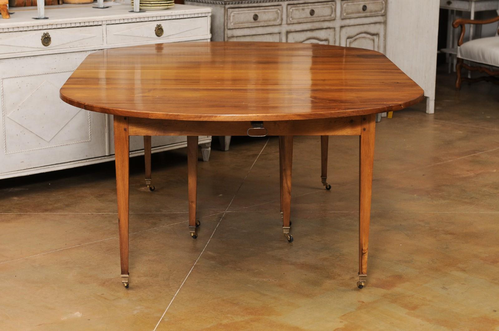 French 1890s Walnut Oval Extension Dining Room Table with Five Leaves 2