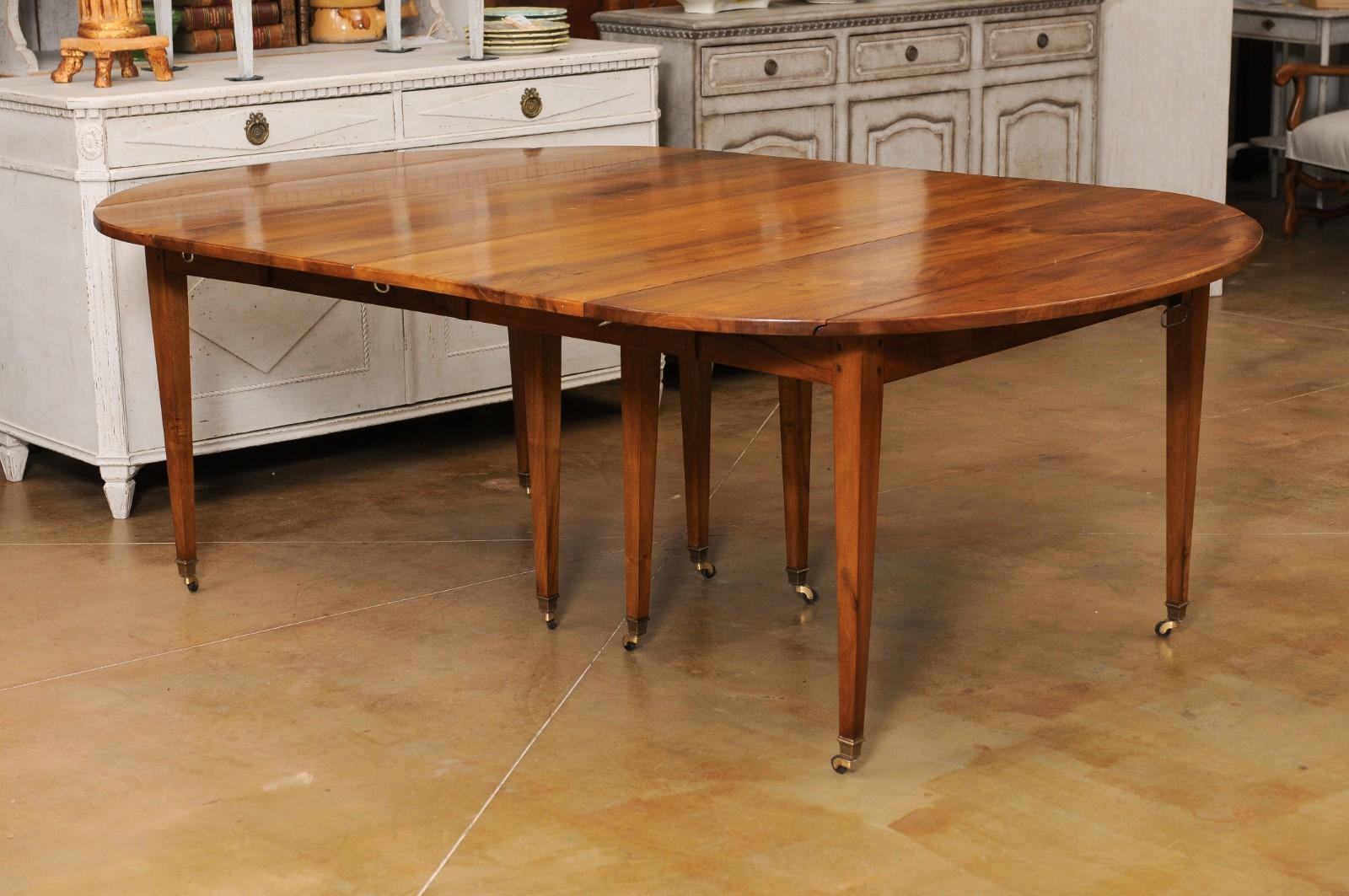 French 1890s Walnut Oval Extension Dining Room Table with Five Leaves 3