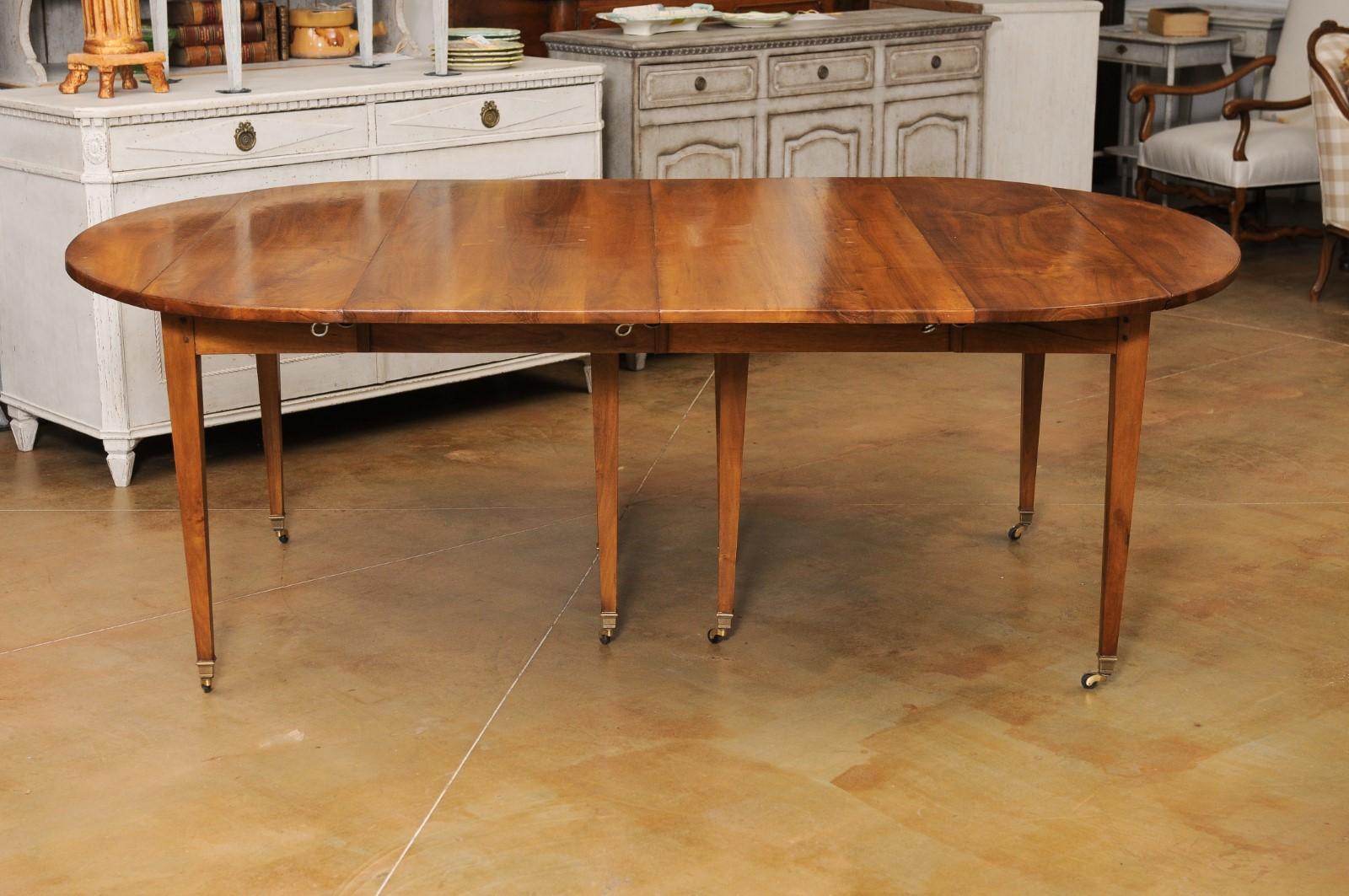 French 1890s Walnut Oval Extension Dining Room Table with Five Leaves 4