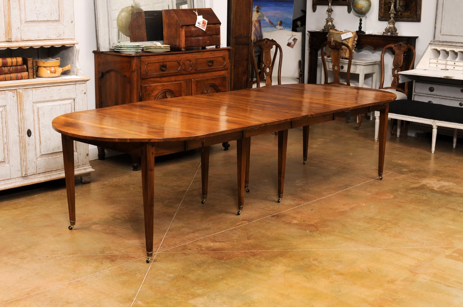 French 1890s Walnut Oval Extension Dining Table with Five Leaves, Tapered Legs 5