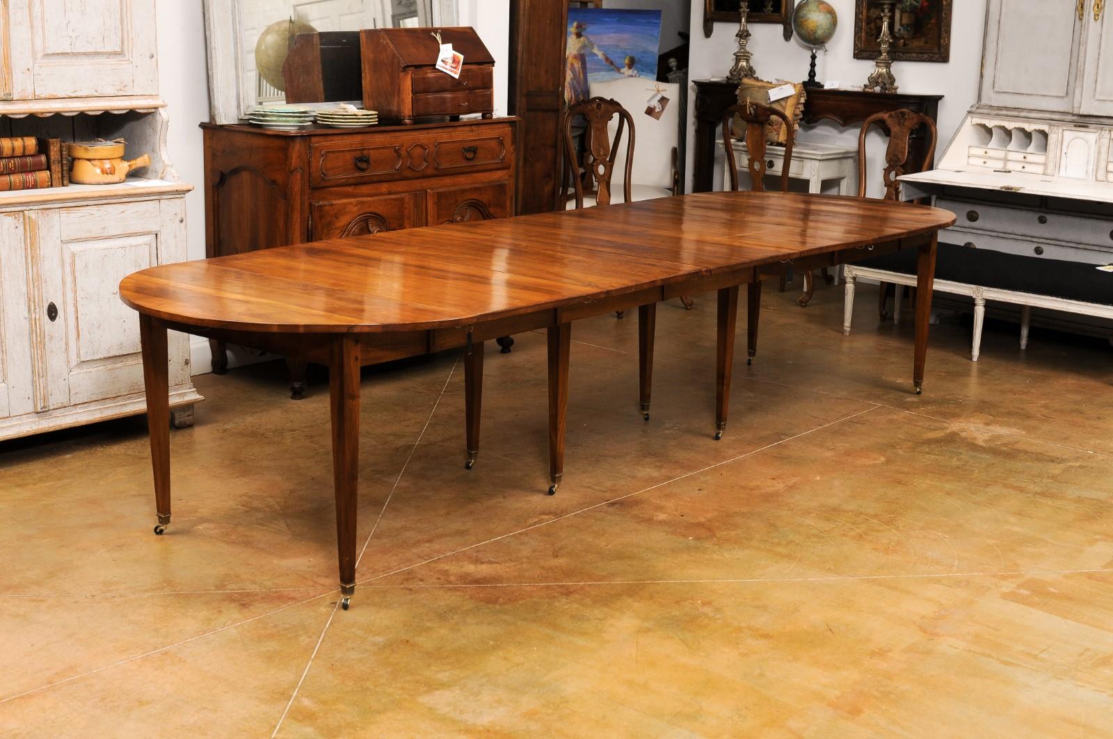 French 1890s Walnut Oval Extension Dining Table with Five Leaves, Tapered Legs 6
