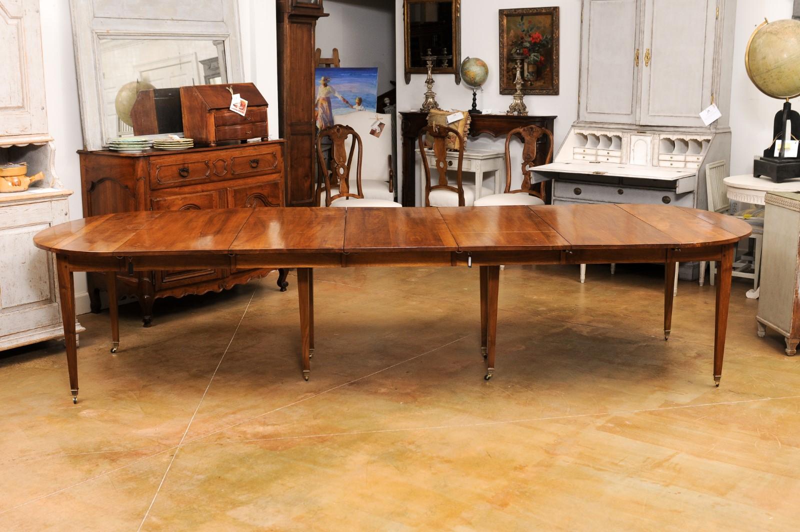 French 1890s Walnut Oval Extension Dining Table with Five Leaves, Tapered Legs 7