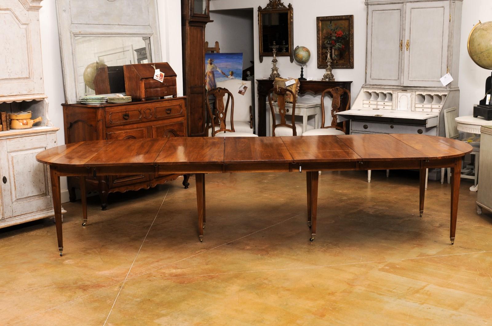 French 1890s Walnut Oval Extension Dining Table with Five Leaves, Tapered Legs 8
