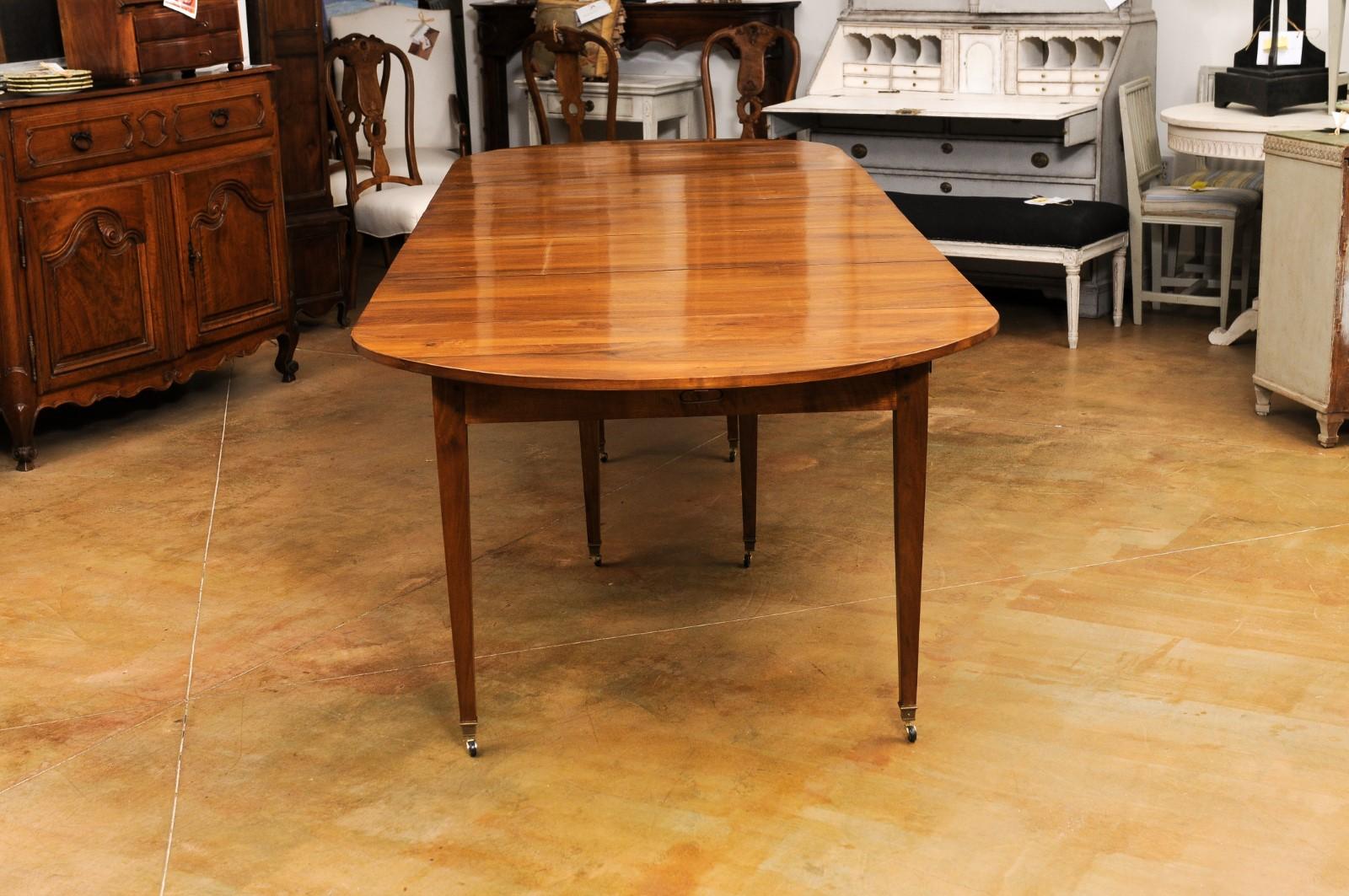 French 1890s Walnut Oval Extension Dining Table with Five Leaves, Tapered Legs 9
