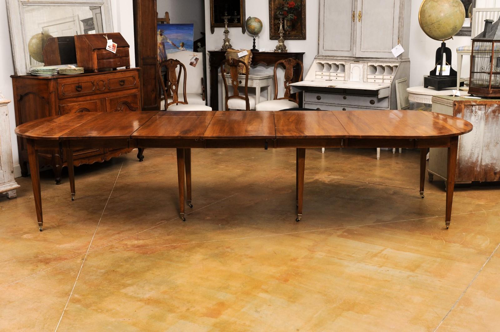 French 1890s Walnut Oval Extension Dining Table with Five Leaves, Tapered Legs 10
