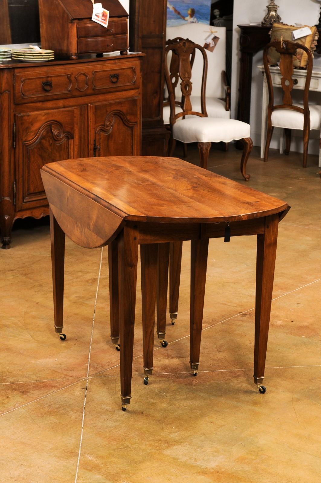 French 1890s Walnut Oval Extension Dining Table with Five Leaves, Tapered Legs In Good Condition In Atlanta, GA