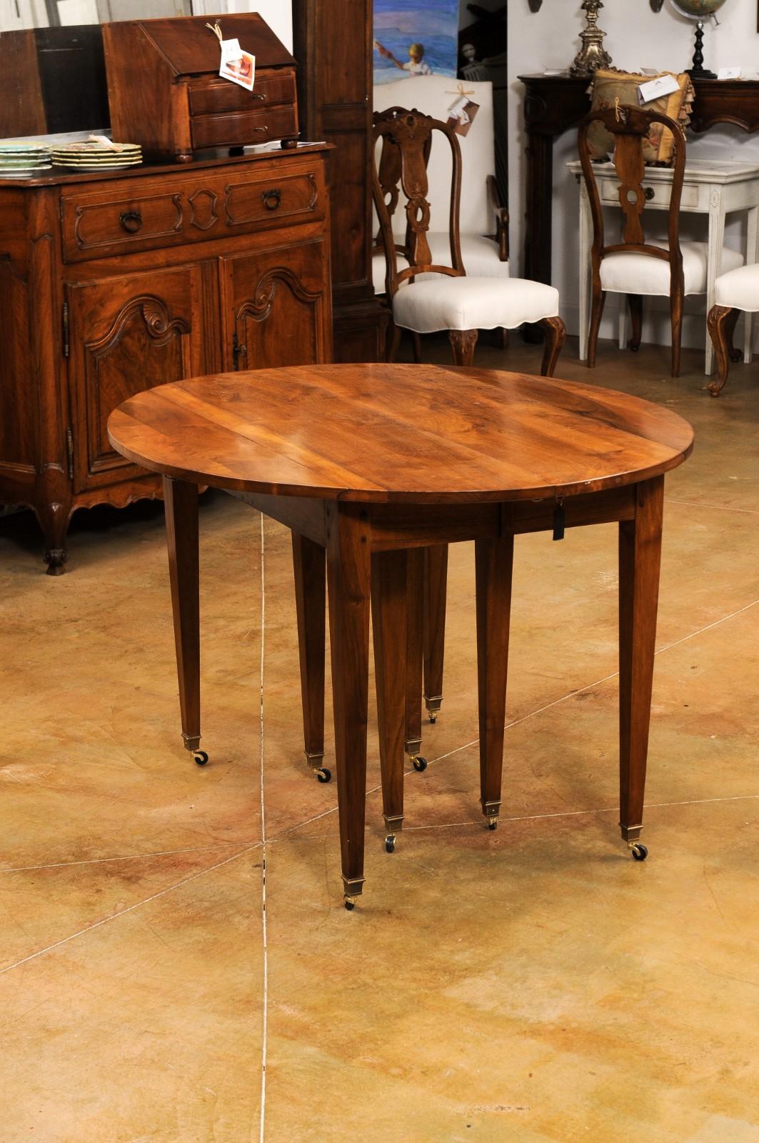 19th Century French 1890s Walnut Oval Extension Dining Table with Five Leaves, Tapered Legs