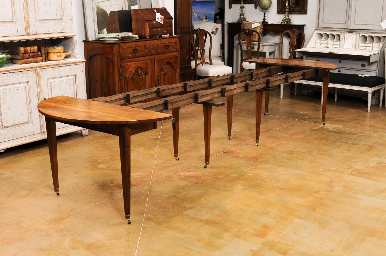 French 1890s Walnut Oval Extension Dining Table with Five Leaves, Tapered Legs 1