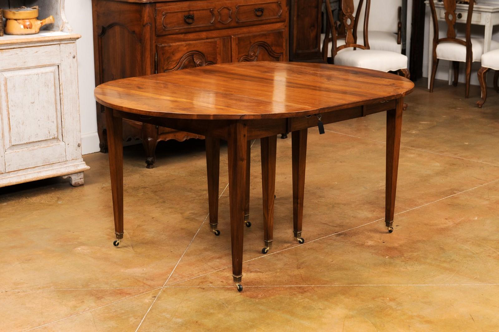 French 1890s Walnut Oval Extension Dining Table with Five Leaves, Tapered Legs 2