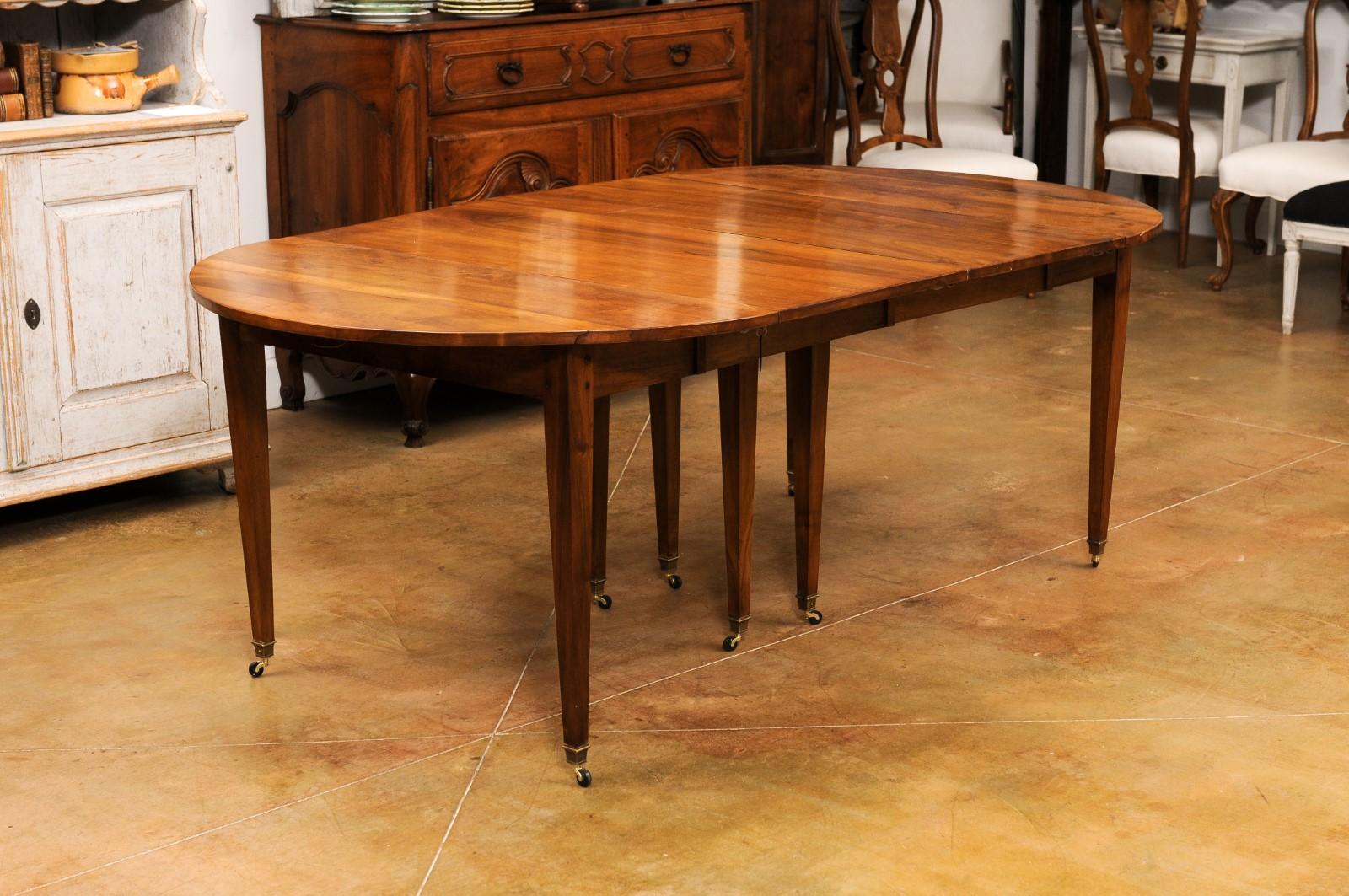 French 1890s Walnut Oval Extension Dining Table with Five Leaves, Tapered Legs 3