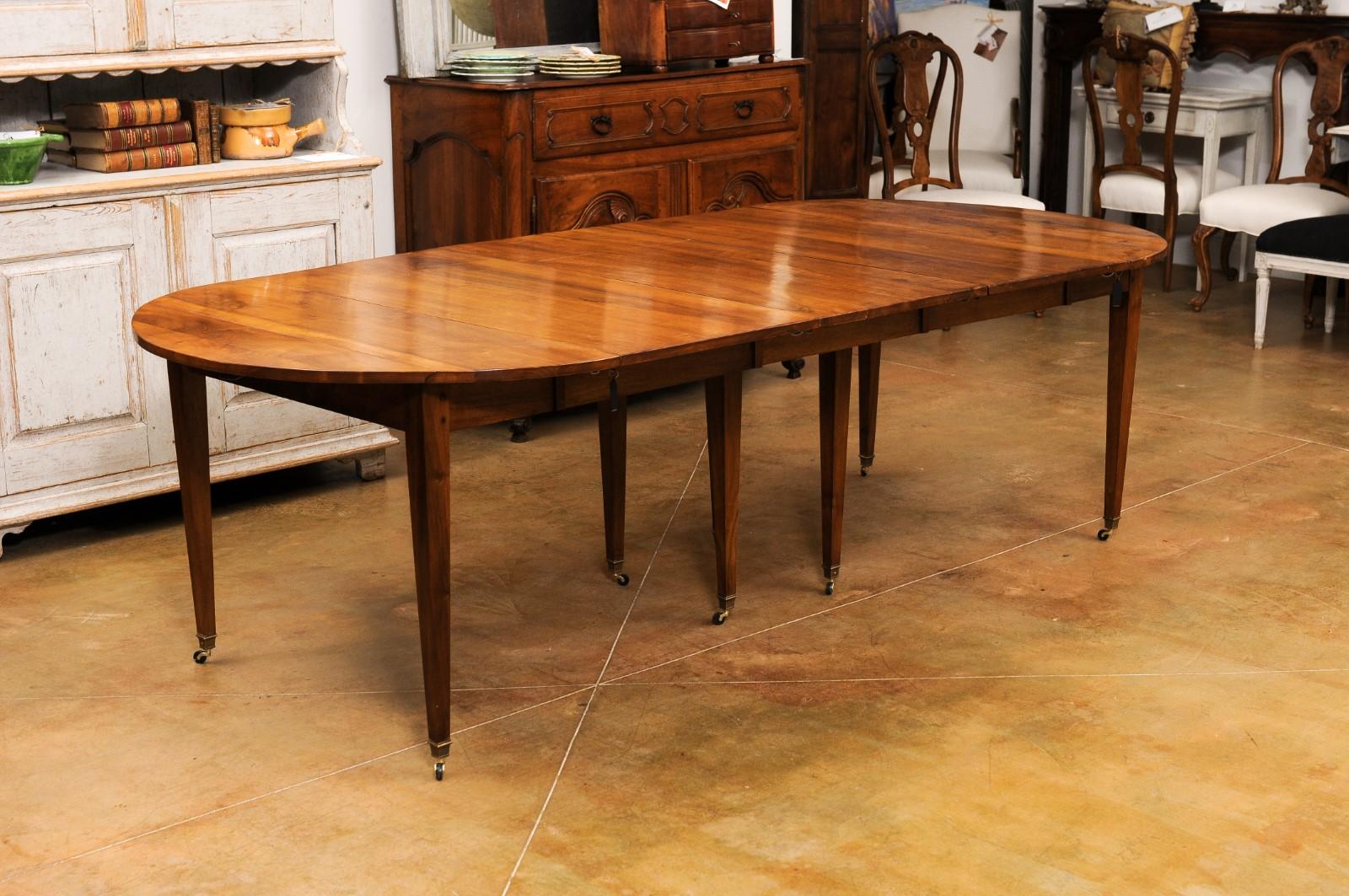 French 1890s Walnut Oval Extension Dining Table with Five Leaves, Tapered Legs 4