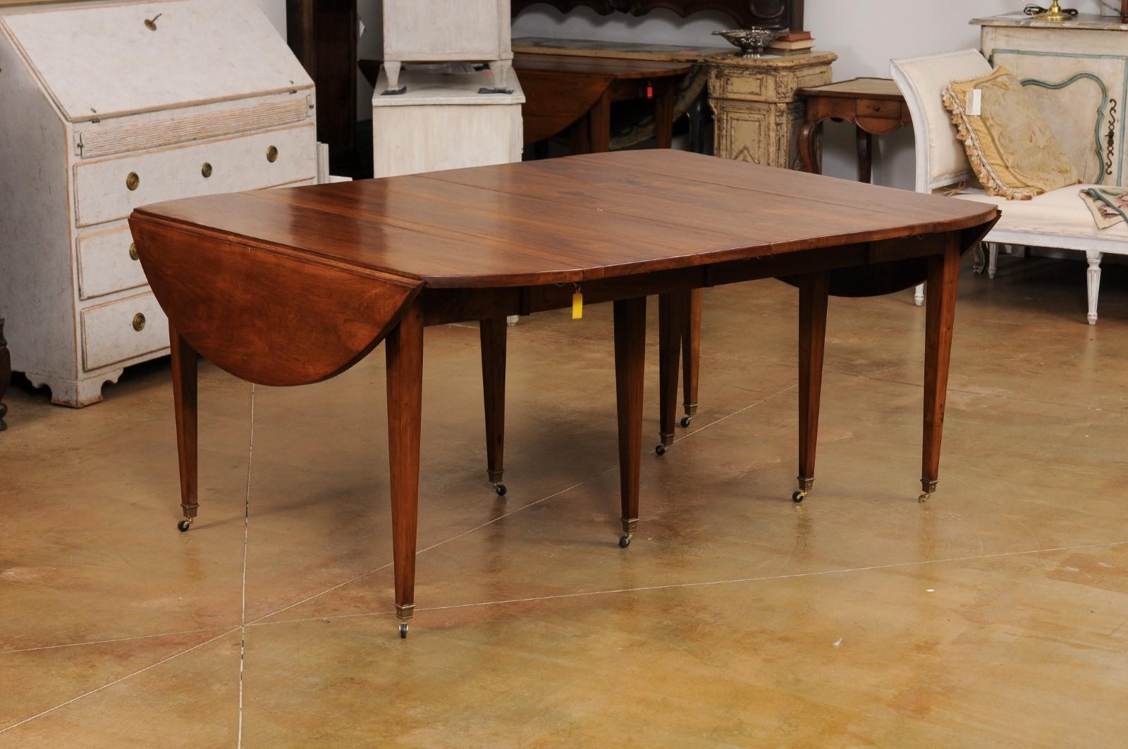French 1890s Walnut Oval Extension Dining Table with Four Removable Leaves 5