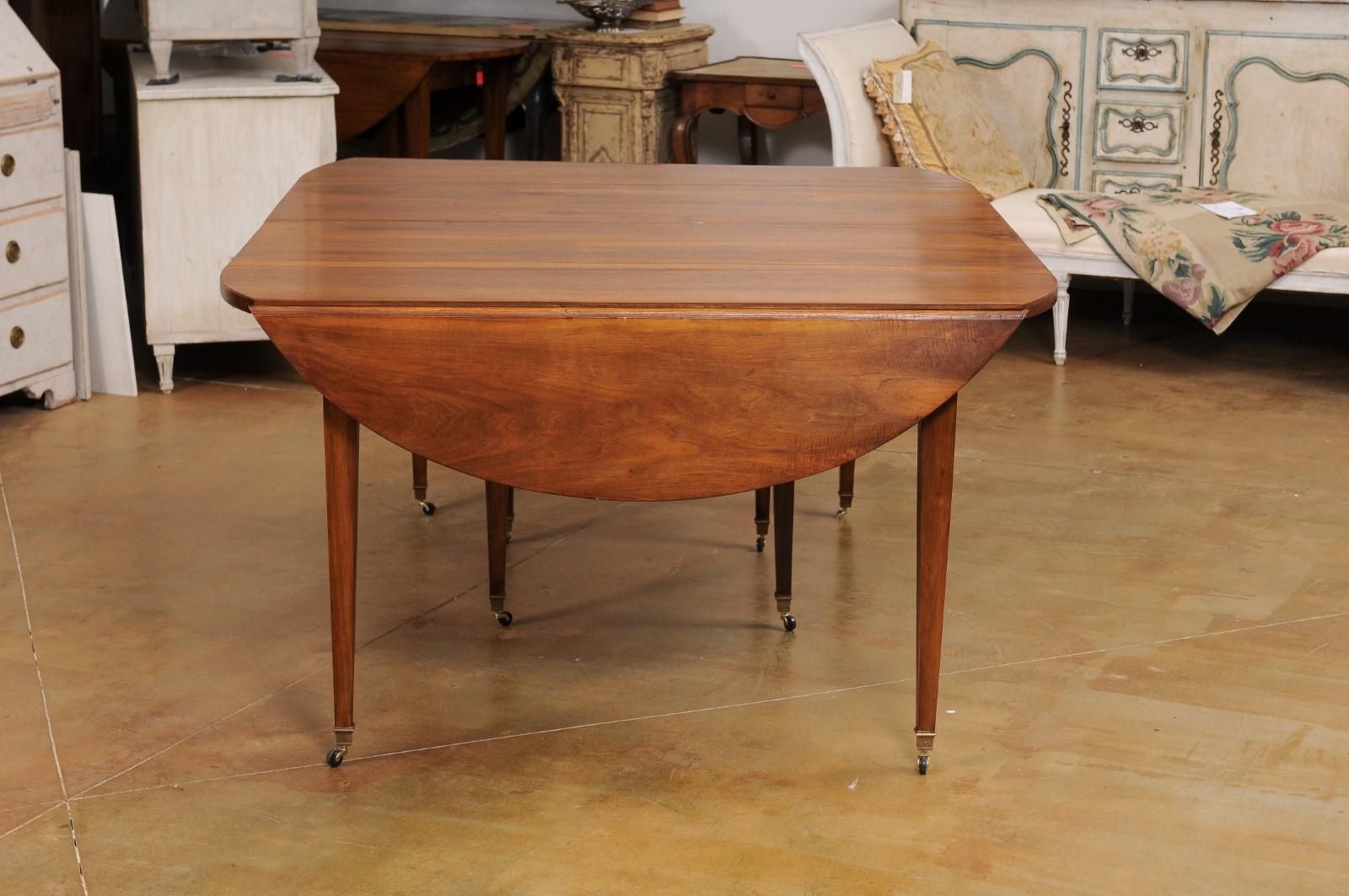 French 1890s Walnut Oval Extension Dining Table with Four Removable Leaves 6